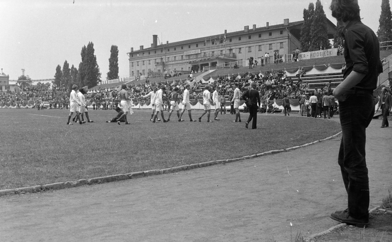 Magyarország, Budapest VIII., MTK pálya a "Menekülés a győzelembe" című film forgatásakor. Háttérben a BKV Előre pálya lelátója., 1980, Tóth Katalin, Budapest, Fortepan #256697