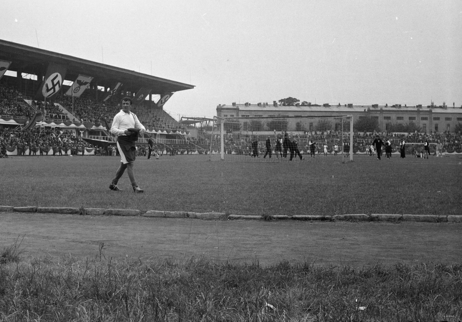 Hungary, Budapest VIII., MTK pálya a "Menekülés a győzelembe" című film forgatásakor., 1980, Tóth Katalin, Budapest, swastica, soccer field, filming, Fortepan #256698