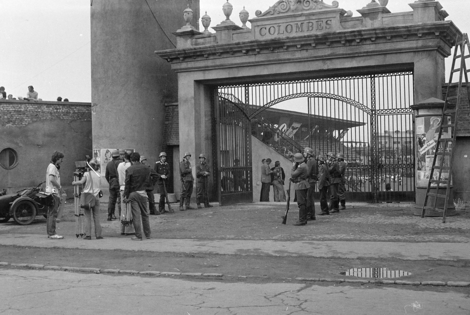 Magyarország, Budapest VIII., MTK pálya Hungária körút felőli főkapuja a "Menekülés a győzelembe" című film forgatásakor., 1980, Tóth Katalin, Budapest, Fortepan #256699