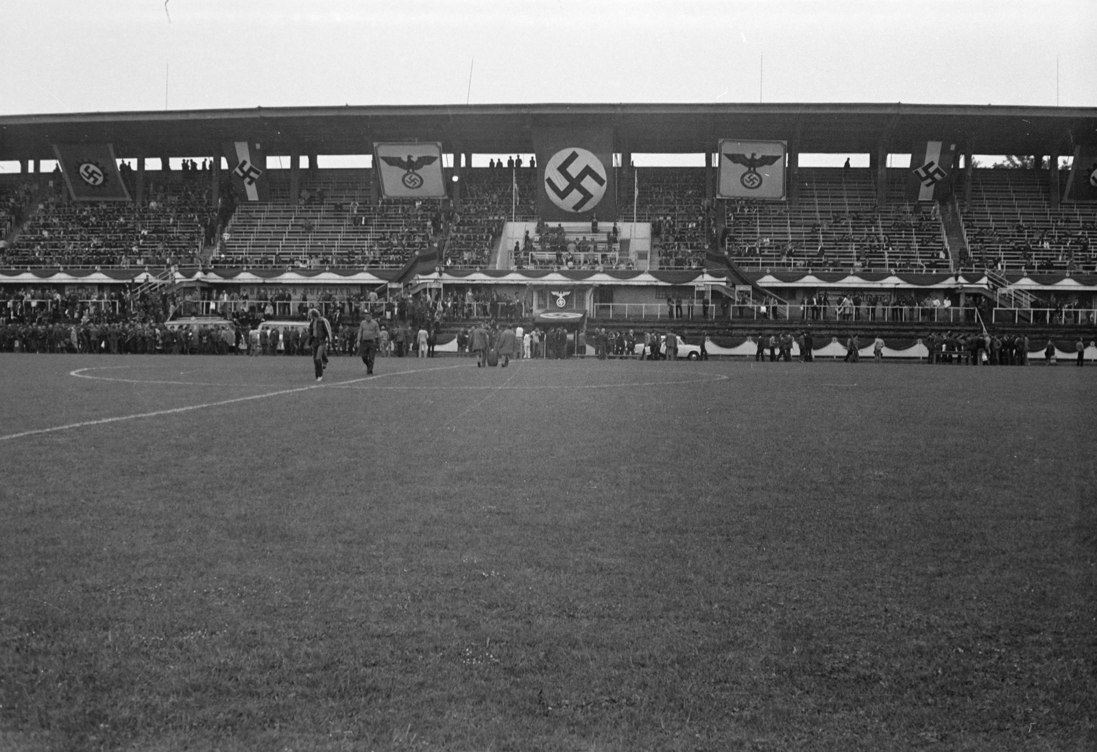 Magyarország, Budapest VIII., MTK pálya a "Menekülés a győzelembe" című film forgatásakor., 1980, Tóth Katalin, Budapest, Fortepan #256700