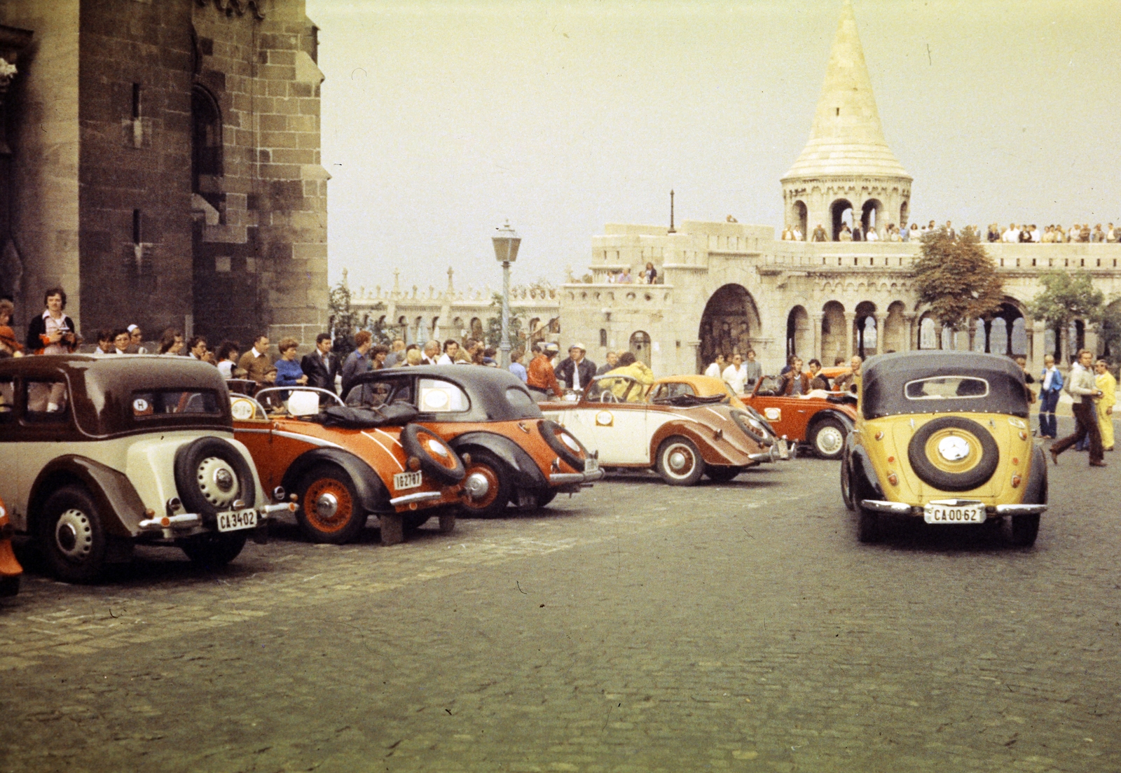 Hungary, Budapest I., Szentháromság tér, balra a Mátyás-templom, jobbra a Halászbástya. Az esztergomi IV. Nemzetközi veteránautó találkozó és rallye résztvevői., 1978, Tóth Katalin, number plate, Budapest, Fortepan #256704
