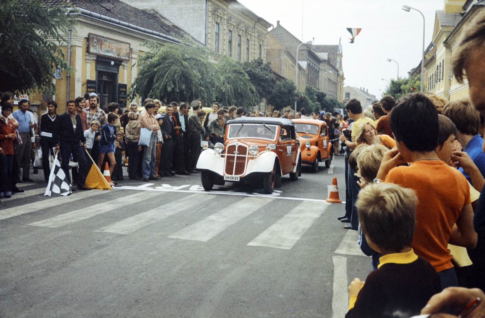 Hungary, Esztergom, a Bottyán János utca a Széchenyi térnél. A IV. Nemzetközi veteránautó találkozó és rallye résztvevői., 1978, Tóth Katalin, number plate, gaping, colorful, Fortepan #256705