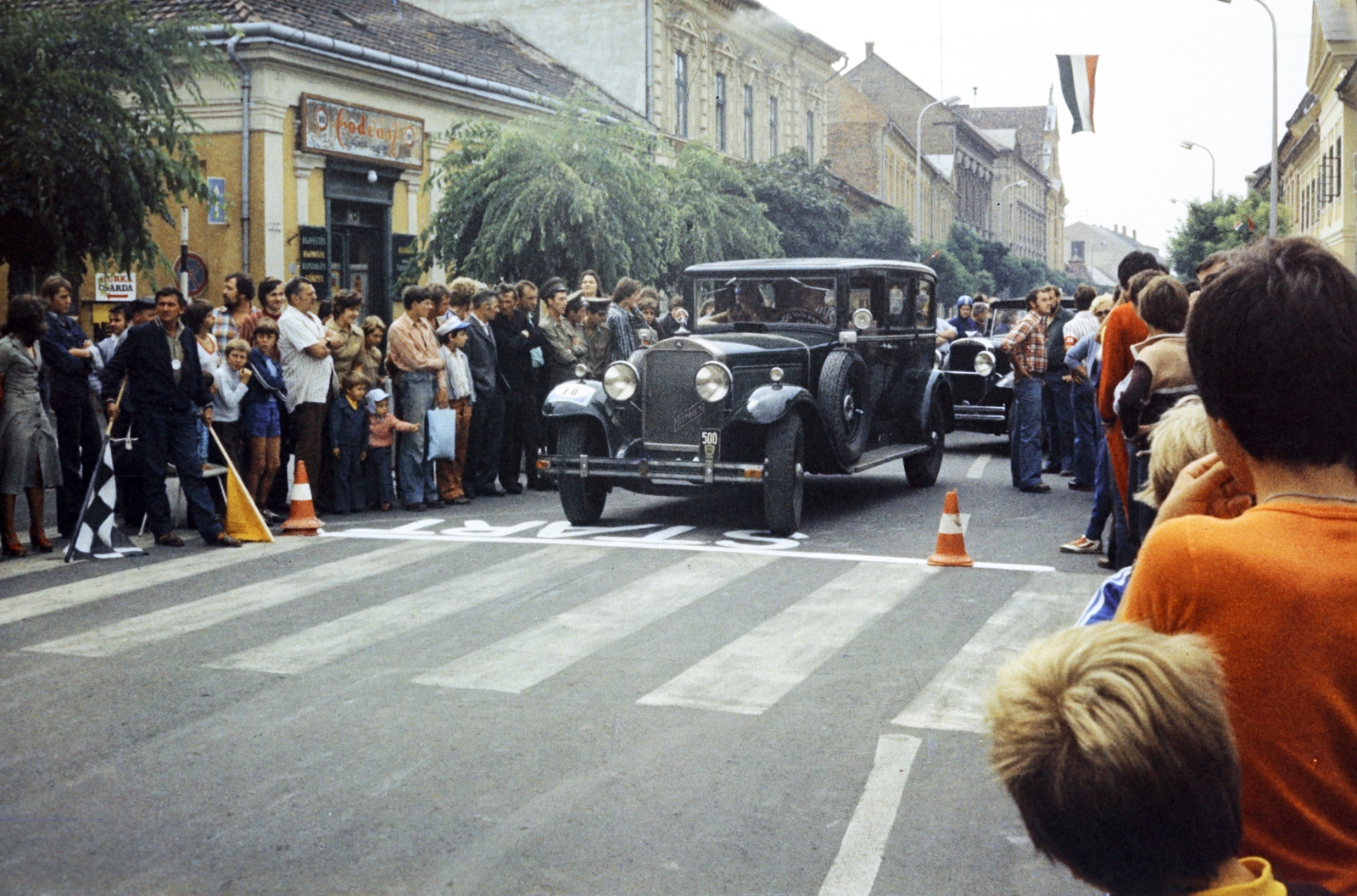 Hungary, Esztergom, a Bottyán János utca a Széchenyi térnél. A IV. Nemzetközi veteránautó találkozó és rallye résztvevői., 1978, Tóth Katalin, Fortepan #256706