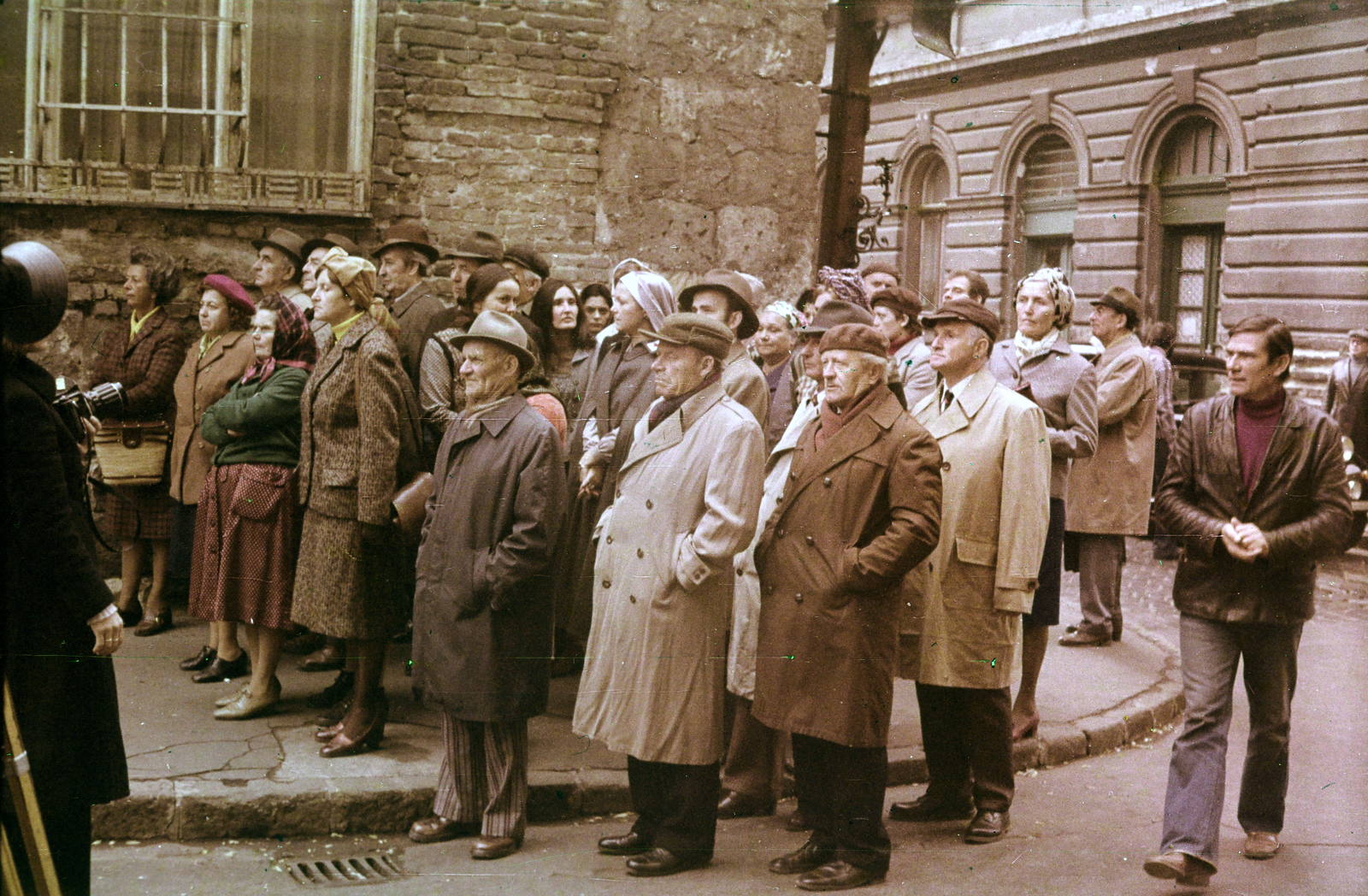 Magyarország, Budapest VIII., Tavaszmező utca - Koszorú utca sarok, jobbra összekulcsolt kézzel Nyakas István kameraman., 1982, Tóth Katalin, Budapest, színes, zsebredugott kéz, bámészkodás, Fortepan #256707