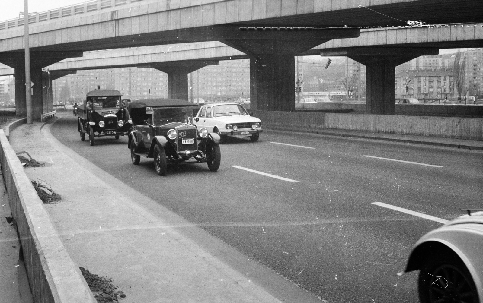 Hungary, Budapest III., Flórián tér az Árpád híd Szentedrei úti lehajtójánál. Veterán autók nemzetközi találkozója, a Magyar Autóklub szervezésében. A járművek a Szentendréről induló rallye helyszínére tartanak., 1985, Tóth Katalin, automobile, Fiat-brand, Budapest, Fortepan #256723