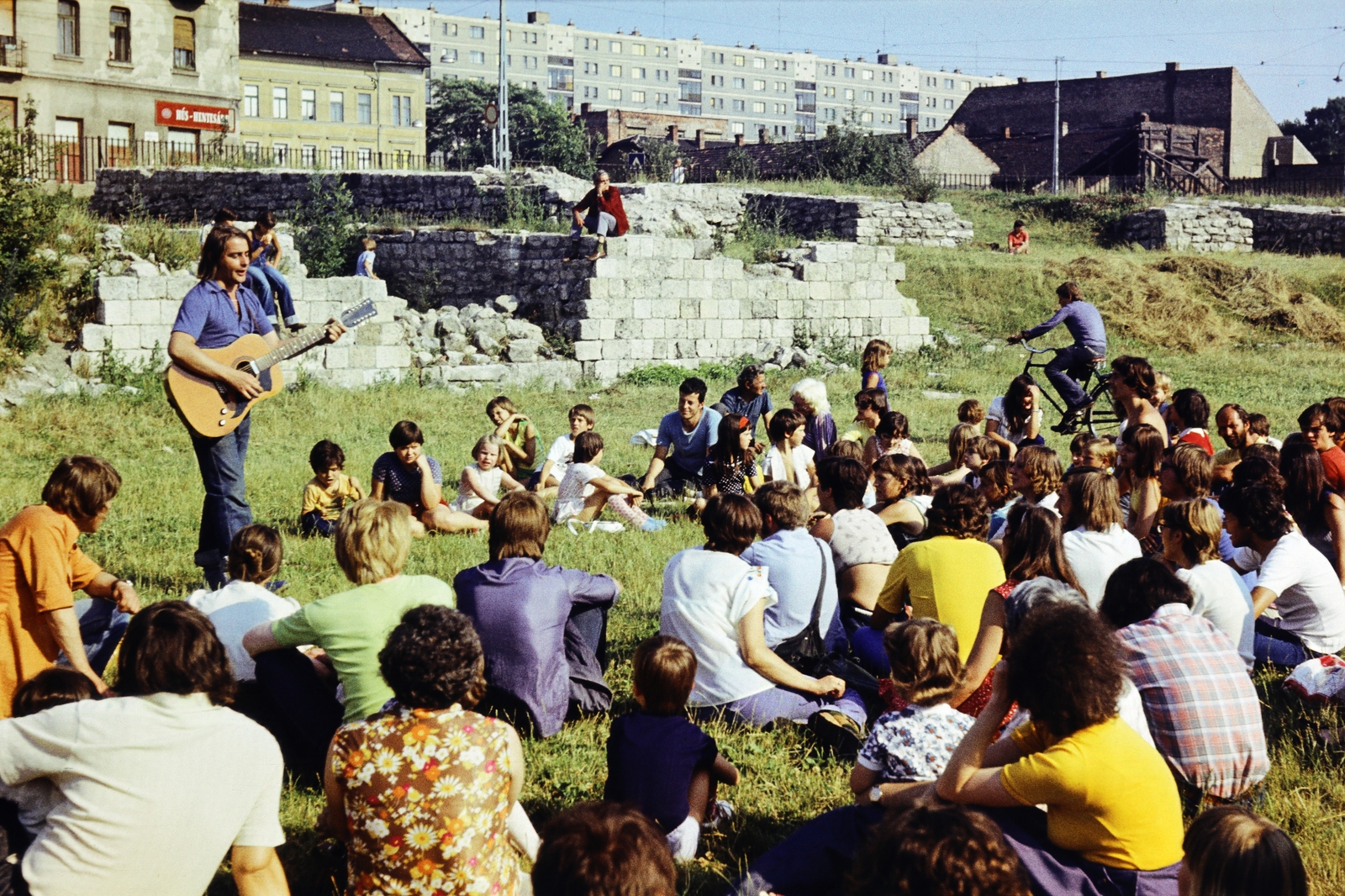 Hungary, Óbuda, Budapest III., a katonavárosi amfiteátrum. A felvétel a Stúdió K, A halhatatlanságra vágyó királyfi közönség (-és báb)játék Juhász Ferenc nyomán című előadásán készült. Gitárral Dinnyés József daltulajdonos, 1977, Vadász Ágnes, Budapest, Fortepan #256737