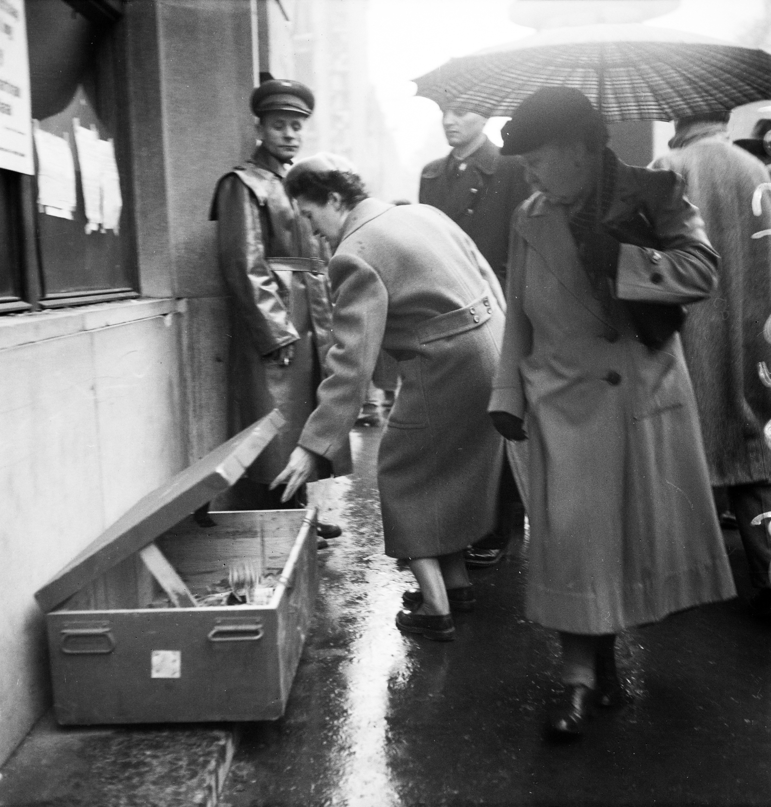 Hungary, Budapest V., Kossuth Lajos utca, a Károly (Tanács) körút sarkán lévő Gyógyszertár ablaka alőtt. Pénzgyűjtés az utcán, az őrizetlen ládát a Magyar Írók Szövetsége helyezte ki., 1956, Peter, Isaac, Budapest, revolution, pedestrian, leather jacket, photo aspect ratio: square, charity, Fortepan #256741