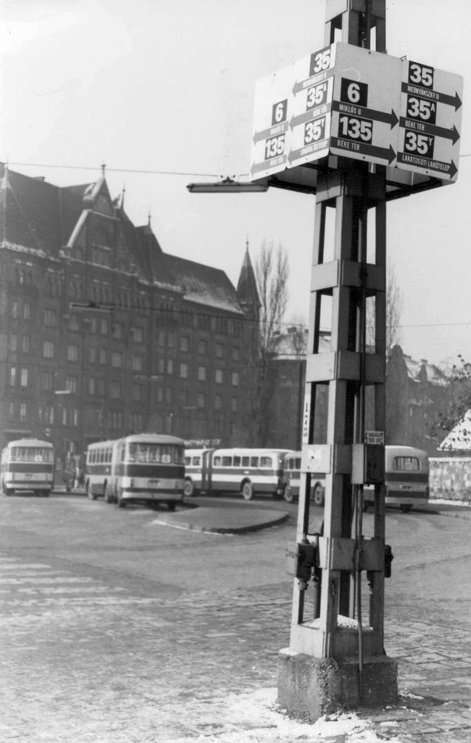 Hungary, Budapest VIII., Nagyvárad tér, buszvégállomás, szemben az Üllői út 121., 1964, Ferencvárosi Helytörténeti Gyűjtemény, winter, bus, Hungarian brand, Ikarus-brand, bus stop, Budapest, bus stop, Fortepan #25675