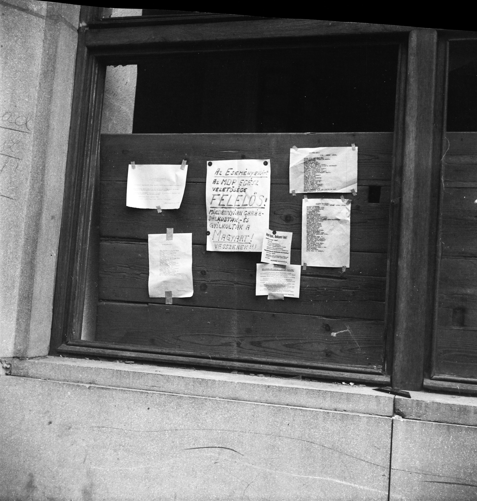 Hungary, Budapest V., a Kossuth Lajos utca - Károly (Tanács) körút sarkán lévő Gyógyszertár ablaka, Röplapok a Magyar Írók Szövetsége által kihelyezett őrizetlen pénzgyűjtő ládánál., 1956, Peter, Isaac, Budapest, revolution, photo aspect ratio: square, billboard, message, Fortepan #256750