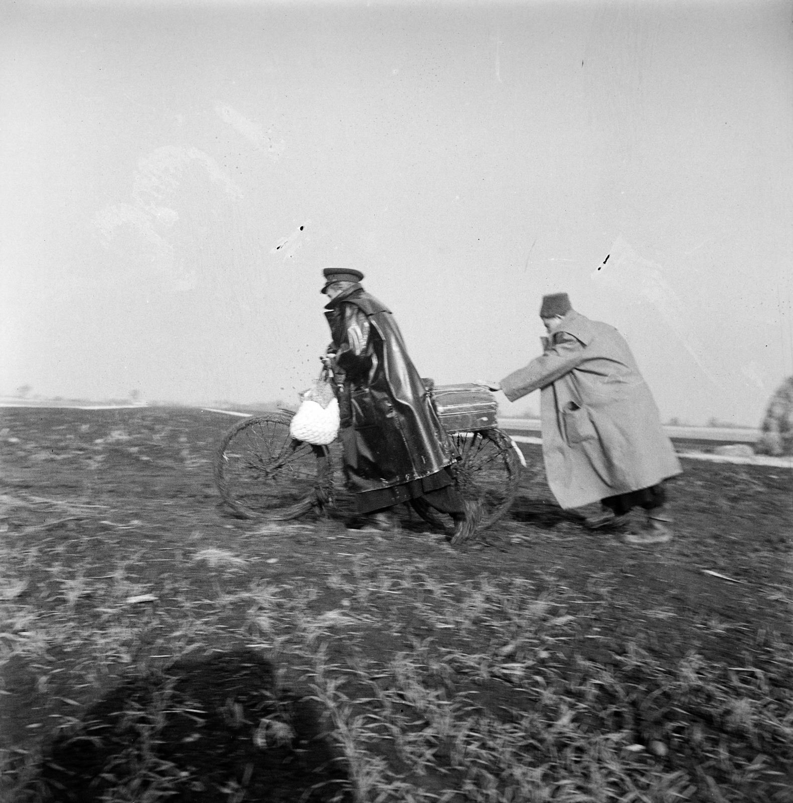 Austria, magyar menekültek., 1956, Peter, Isaac, revolution, bicycle, windbreaker, photo aspect ratio: square, suitcase, Fortepan #256765