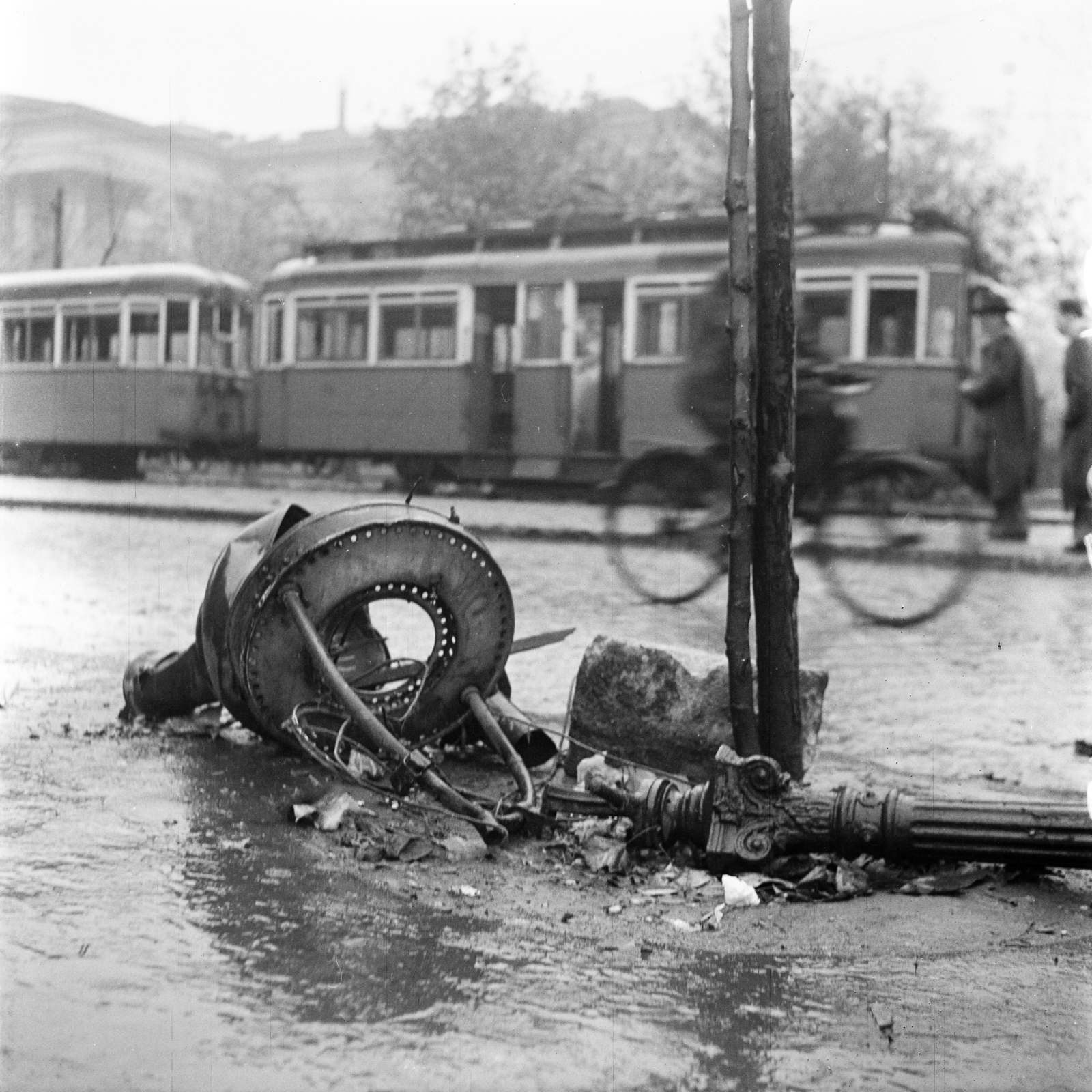Hungary, Budapest VIII., Múzeum körút, háttérben a Magyar Nemzeti Múzeum., 1956, Peter, Isaac, revolution, Budapest, photo aspect ratio: square, tram, Fortepan #256773