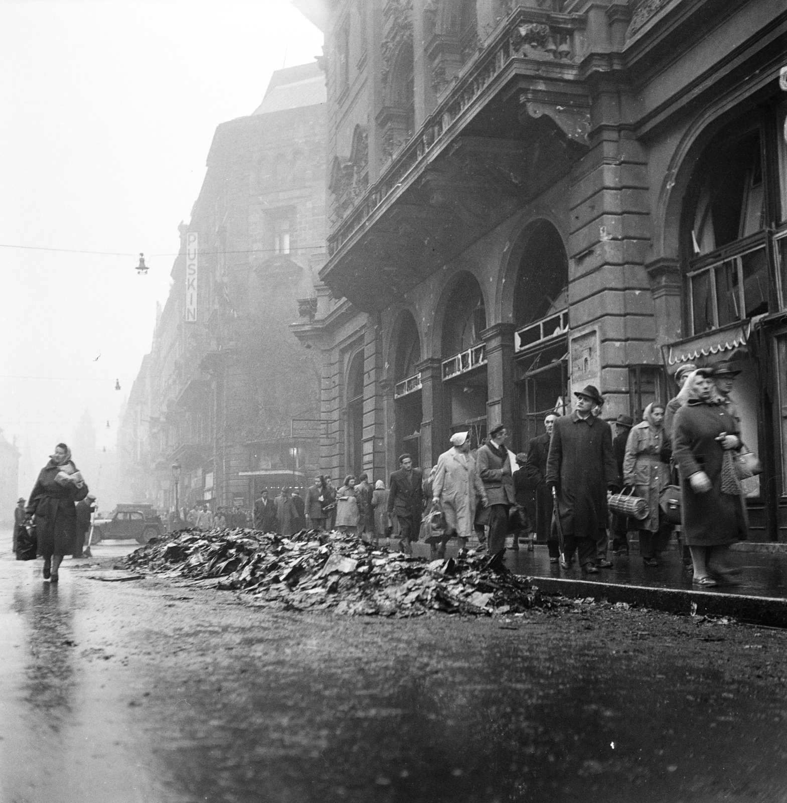 Magyarország, Budapest V., Kossuth Lajos utca a Semmelweis utca felé nézve, elégetett könyvek a Magyar Szovjet Társaság Országos Központja előtt (korábban Országos kaszinó, később a Szovjet Kultúra és Tudomány Háza, majd Magyarok Háza)., 1956, Peter, Isaac, forradalom, járókelő, képarány: négyzetes, kézben tartani, cekker, hordozás, csomag, Budapest, Fortepan #256808