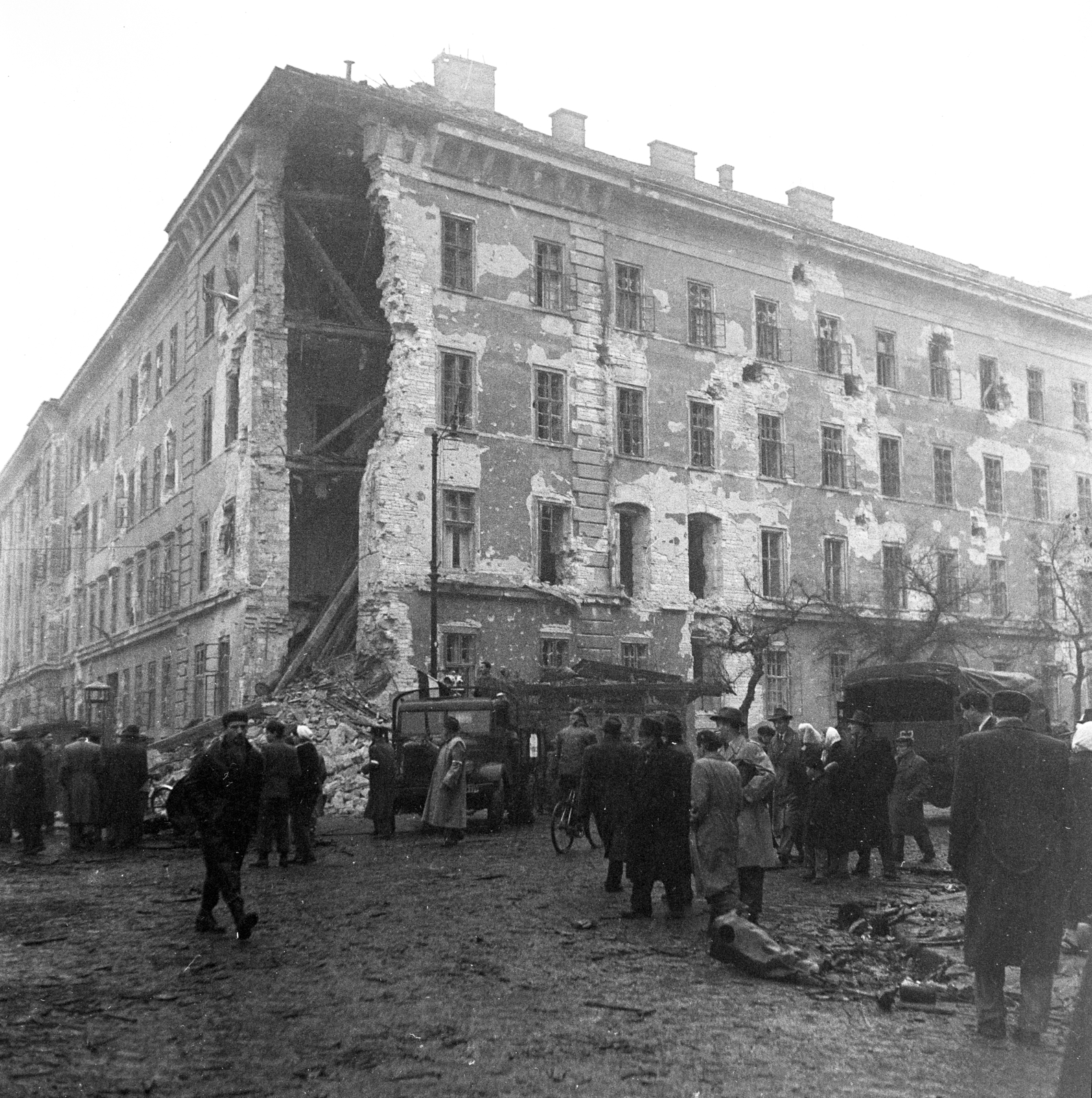 Hungary, Budapest IX., Üllői út - Ferenc körút sarok, Kilián laktanya., 1956, Peter, Isaac, revolution, damaged building, commercial vehicle, photo aspect ratio: square, Budapest, Fortepan #256809