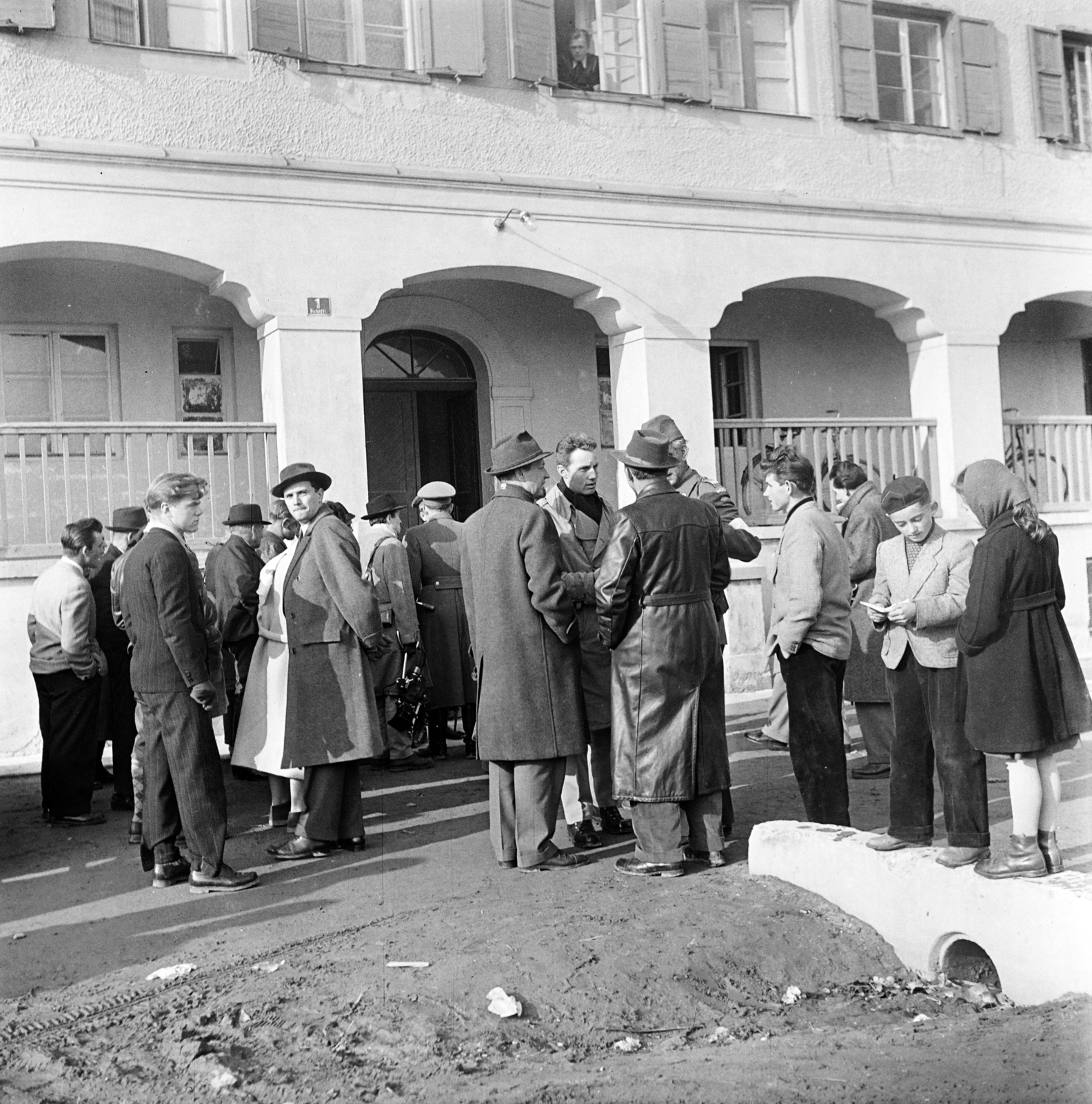 Ausztria, Miklóshalma, Untere Hauptstrasse, magyar menekültek a vámház előtt., 1956, Peter, Isaac, forradalom, képarány: négyzetes, beszélgetés, Fortepan #256848