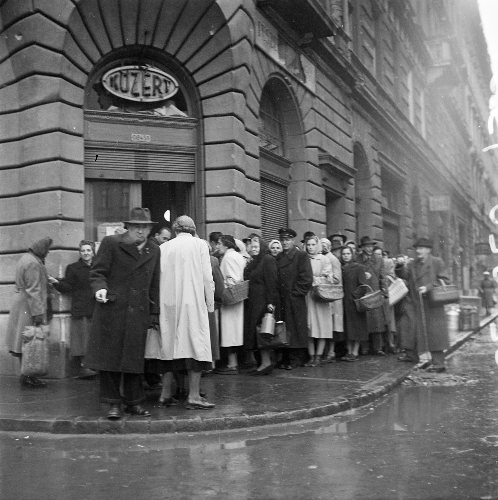 Magyarország, Budapest VIII., sorban állók a Krúdy utca - Rökk Szilárd utca sarkán lévő KÖZÉRT ellőtt., 1956, Peter, Isaac, Budapest, forradalom, élelmiszerbolt, Közért Vállalat, képarány: négyzetes, sorbanállás, Fortepan #256854