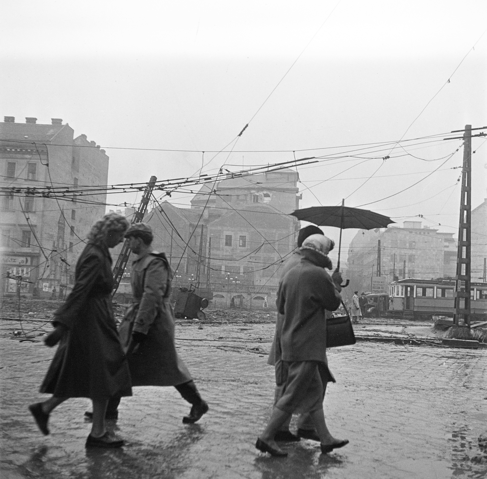 Magyarország, Budapest V., Kálvin tér, szemben a Kecskeméti utca., 1956, Peter, Isaac, Budapest, forradalom, képarány: négyzetes, Fortepan #256861