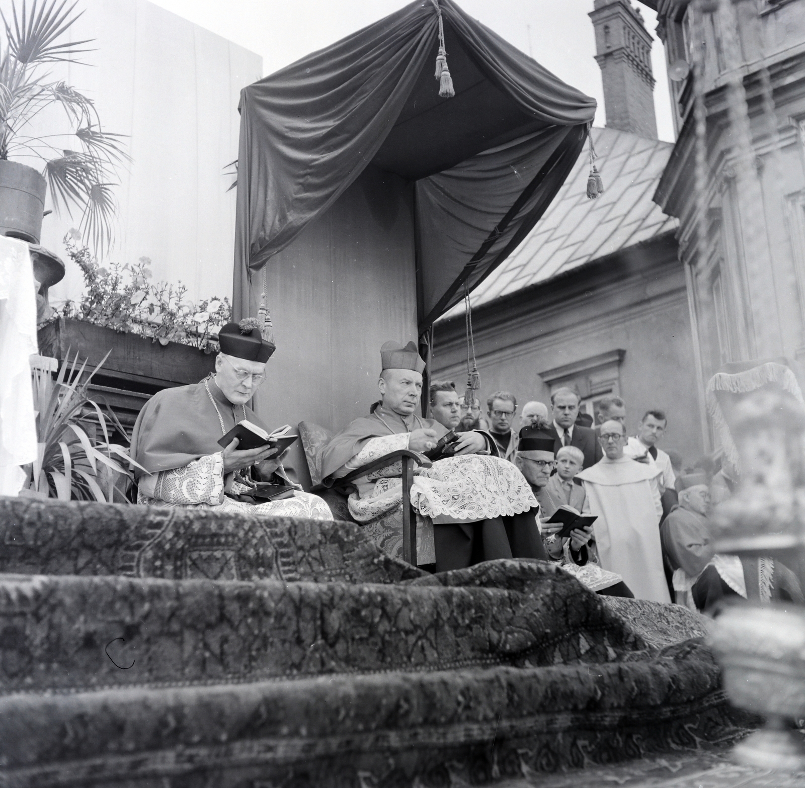 Poland, Częstochowa, középen Stefan Wyszynski bíboros., 1956, Peter, Isaac, priest, photo aspect ratio: square, drapery, carpet, Fortepan #256868