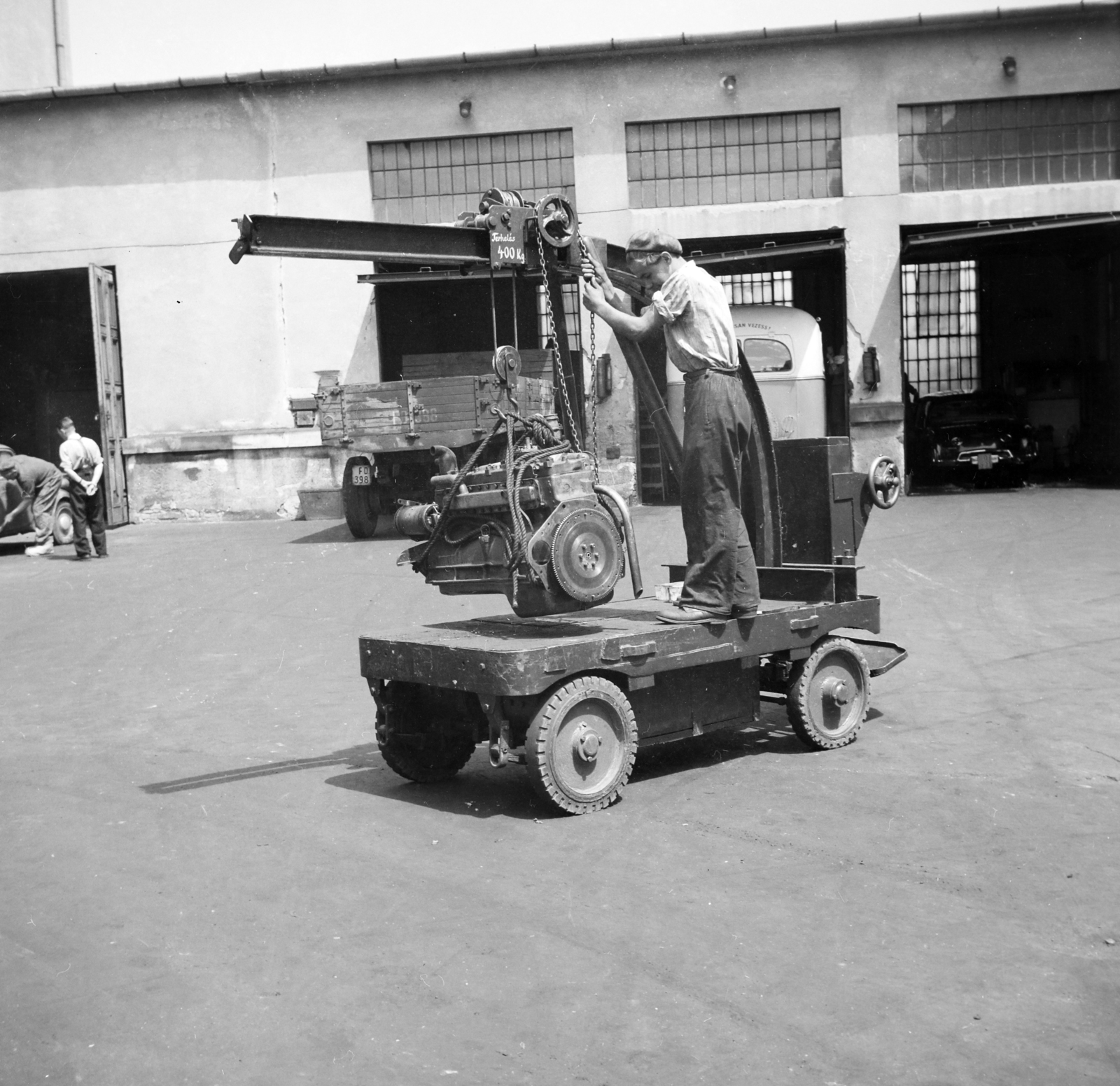 1955, Bolvári László, photo aspect ratio: square, worker, garage, Fortepan #256891