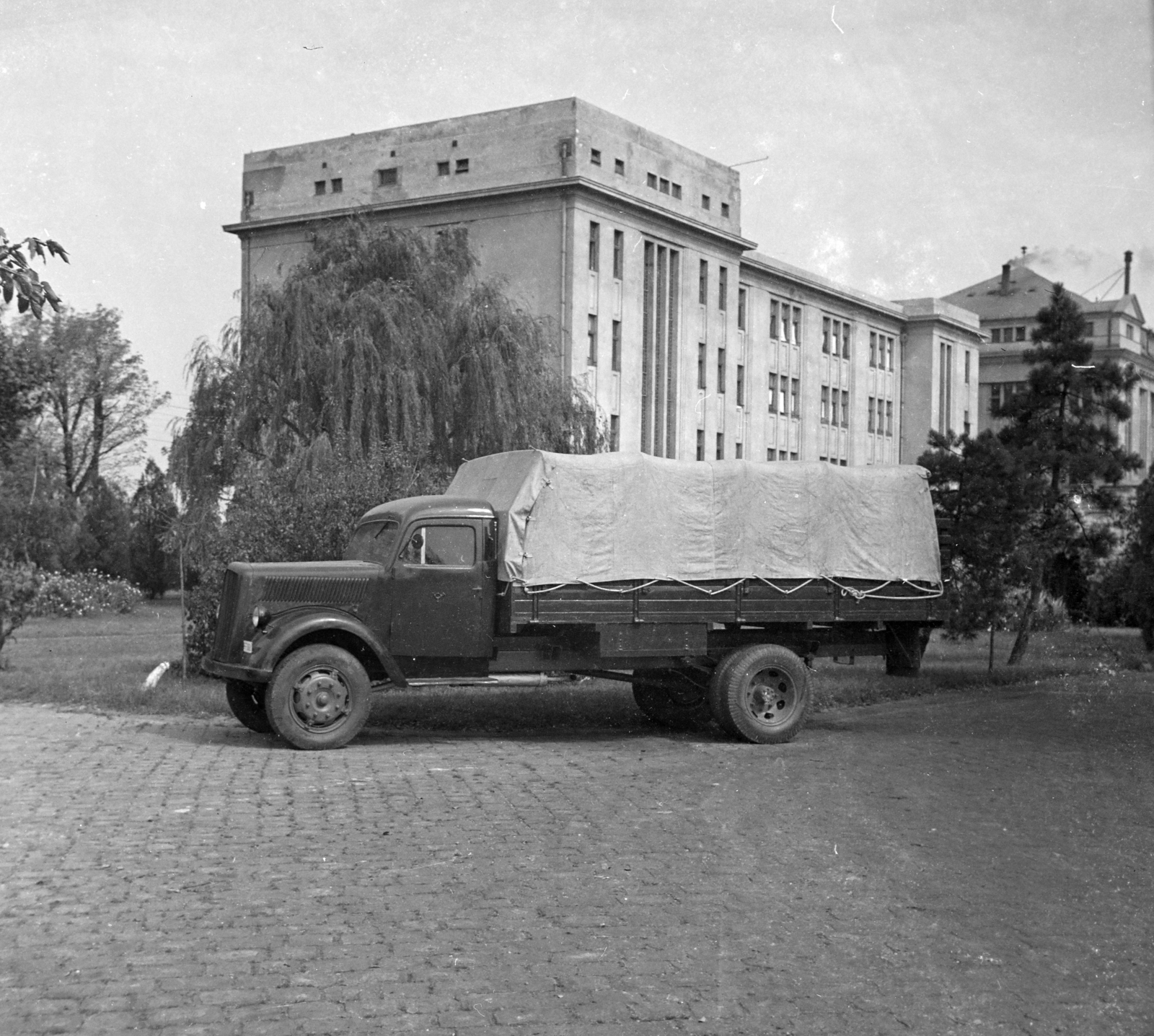 Hungary, Budapest XIV., Egressy út 35-51., Posta Központi Járműtelep., 1955, Bolvári László, Budapest, commercial vehicle, Opel-brand, Fortepan #256894