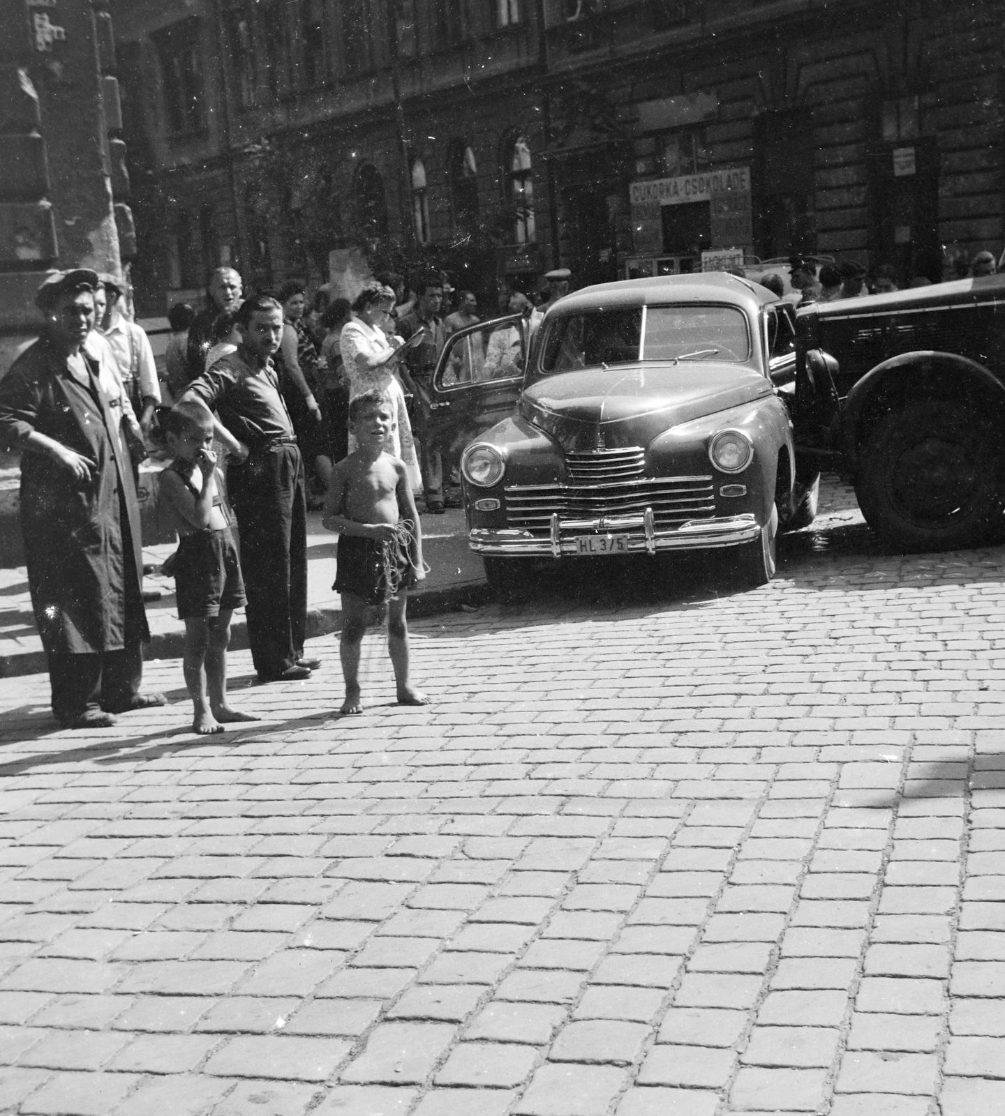 Hungary, Budapest VII., Péterfy Sándor utca, a kerezsteződésben történt közlekedési baleset hátterében a Nefelejcs utca Thököly út felé vezető épületsora látható., 1955, Bolvári László, gaping, accident, Budapest, Fortepan #256901