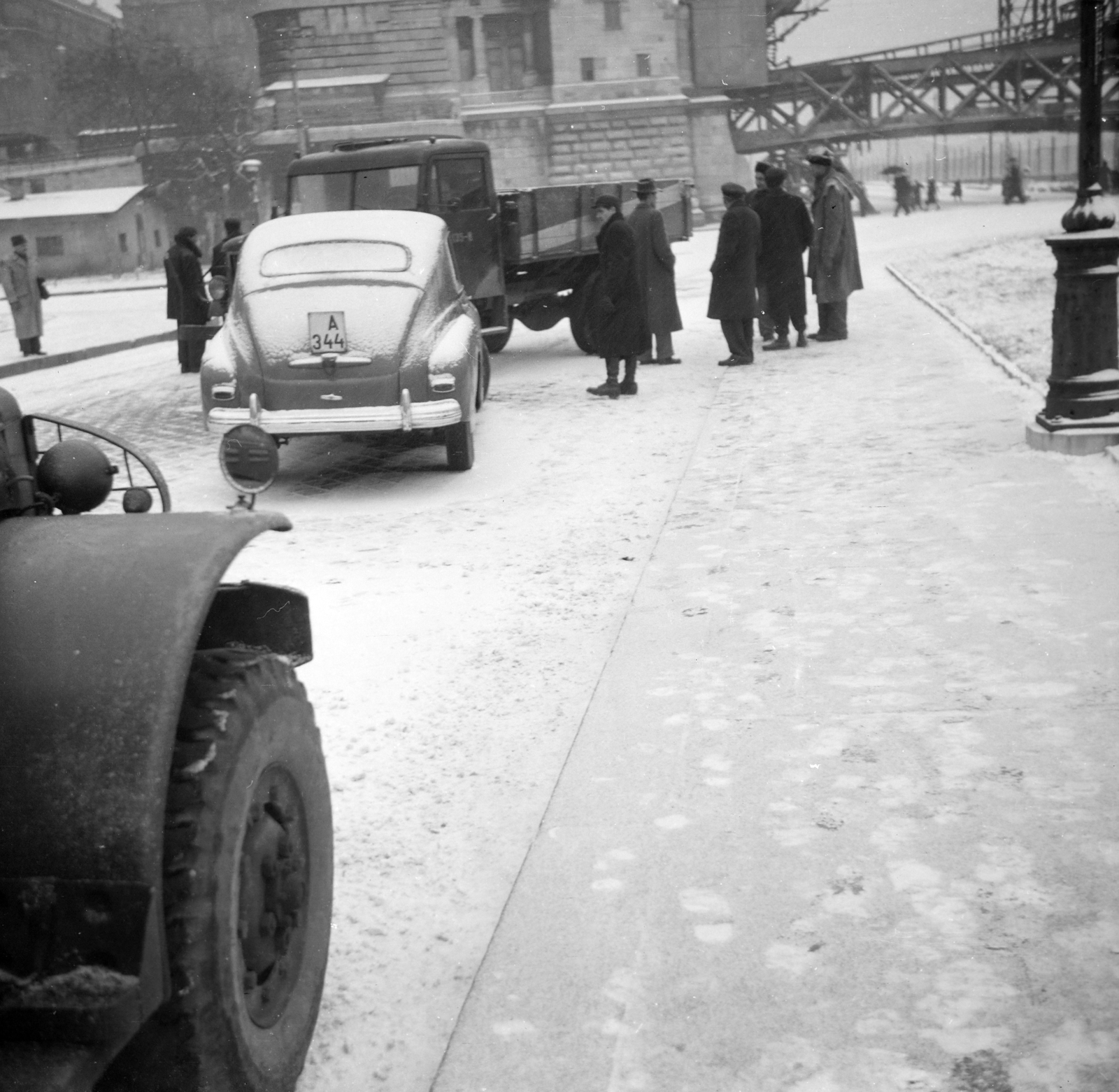 Magyarország, Budapest V., Március 15. tér, háttérben a lerombolt Erzsébet híd pesti hídfője., 1954, Bolvári László, Budapest, baleset, képarány: négyzetes, Fortepan #256914