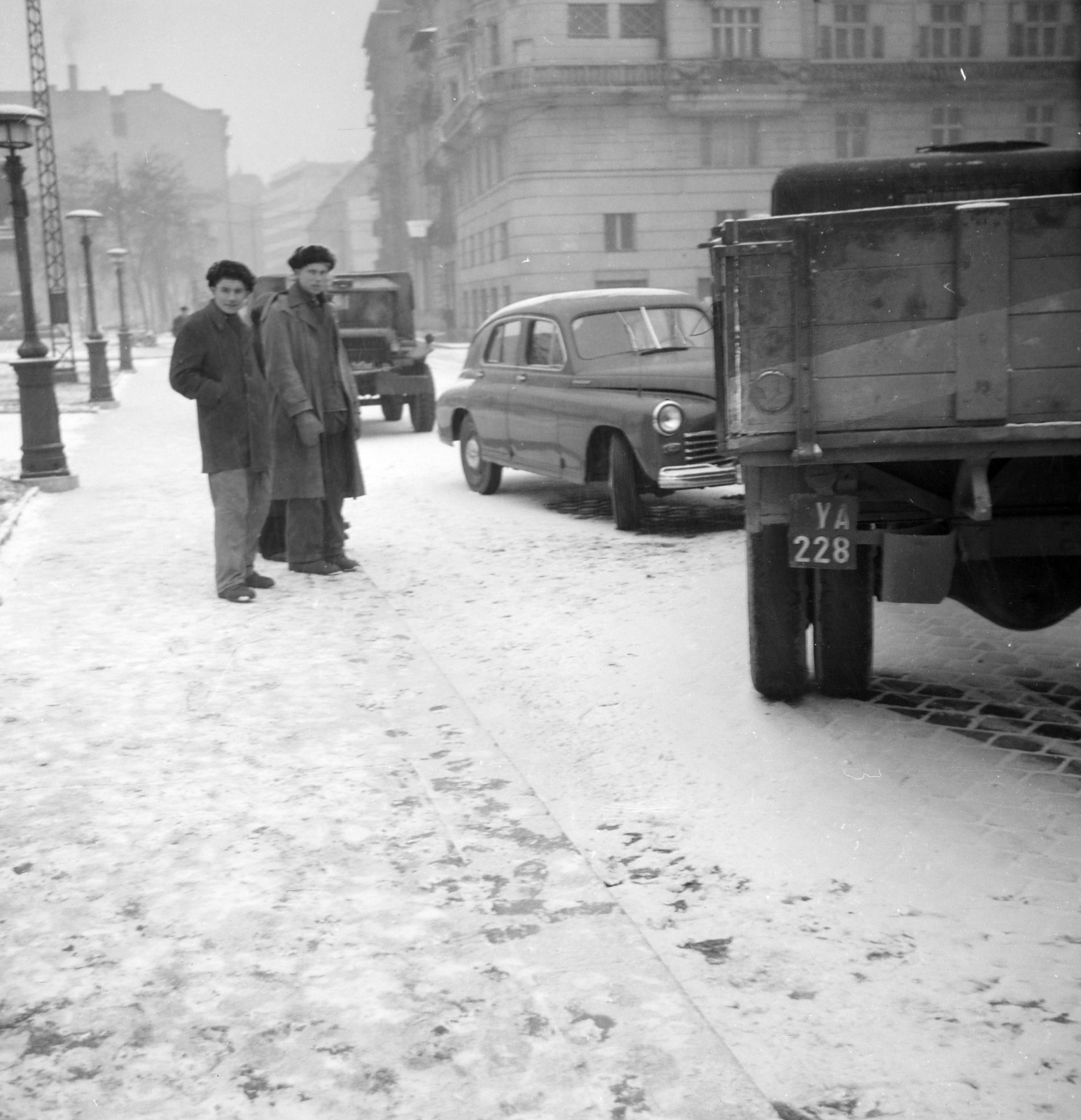 Magyarország, Budapest V., Március 15. tér, háttérben balra a Petőfi tér., 1954, Bolvári László, Budapest, baleset, képarány: négyzetes, rendszám, hó, GAZ M20 Pobeda, Fortepan #256915