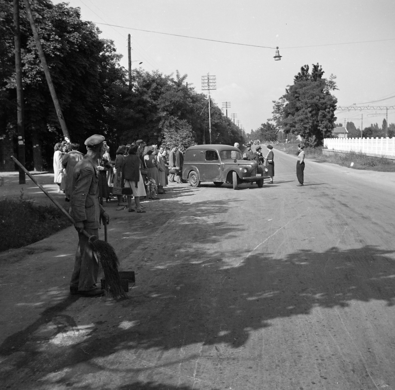 Magyarország, Budapest XVI., Veres Péter (Széchenyi) út, közlekedési baleset az Imre utcánál., 1954, Bolvári László, Budapest, képarány: négyzetes, postajármű, Framo-márka, furgon, utcaseprő, életkép, Fortepan #256923