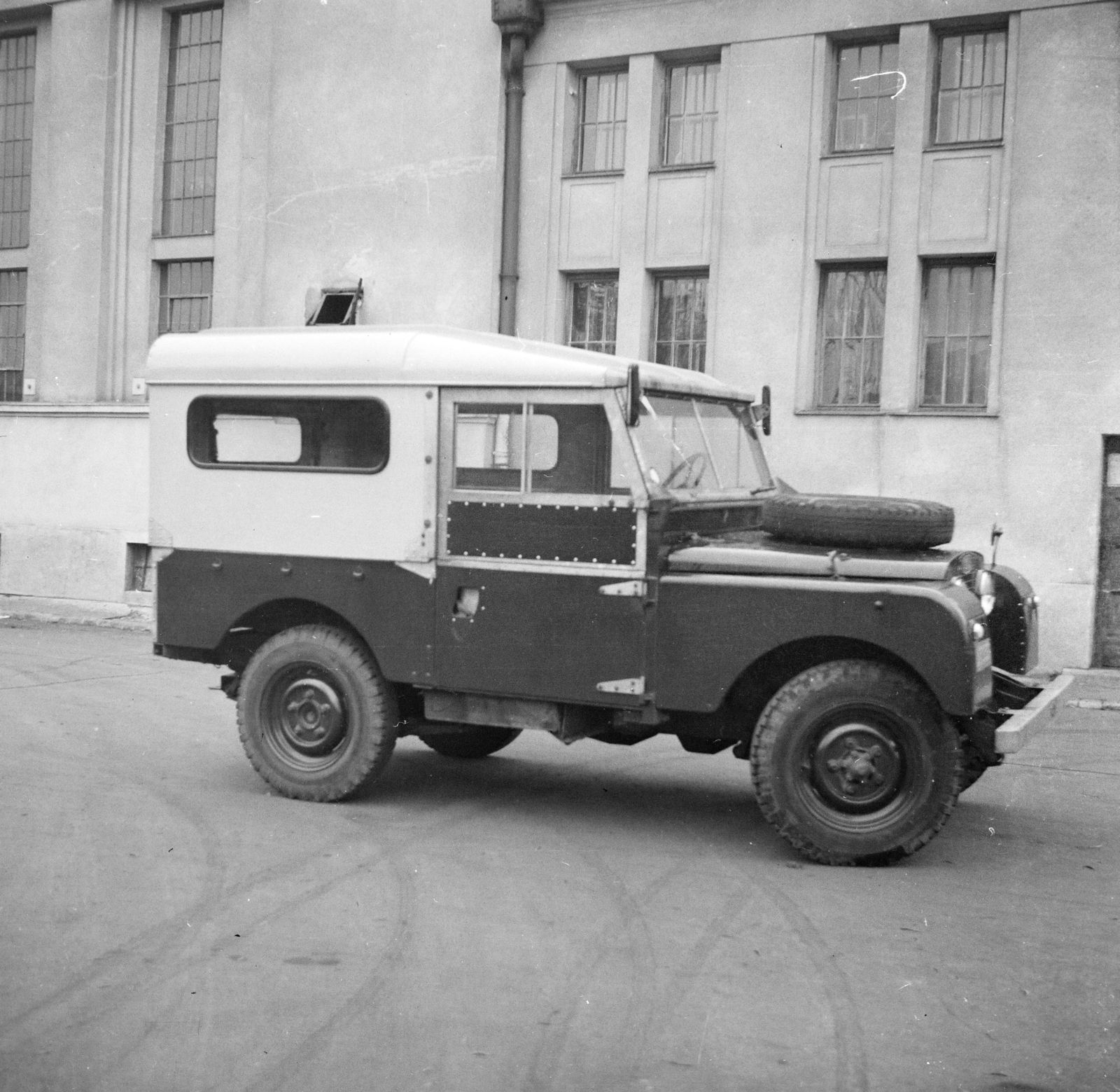 Hungary, Budapest XIV., Egressy út 35-51., Posta Központi Járműtelep., 1954, Bolvári László, Budapest, Land Rover-brand, photo aspect ratio: square, off-roader, Fortepan #256936
