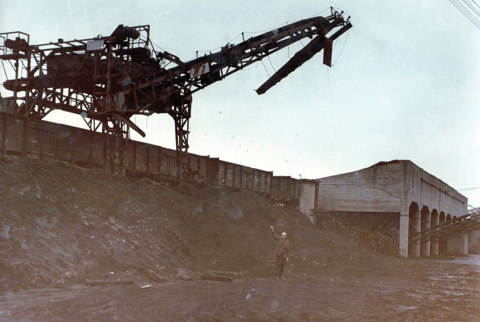 Hungary, Budapest X., Ceglédi út 1-3., Tüzelő- és építőanyagkereskedelmi Vállalat telepe., 1970, Ferencvárosi Helytörténeti Gyűjtemény, railway, colorful, crane, Budapest, Fortepan #25697