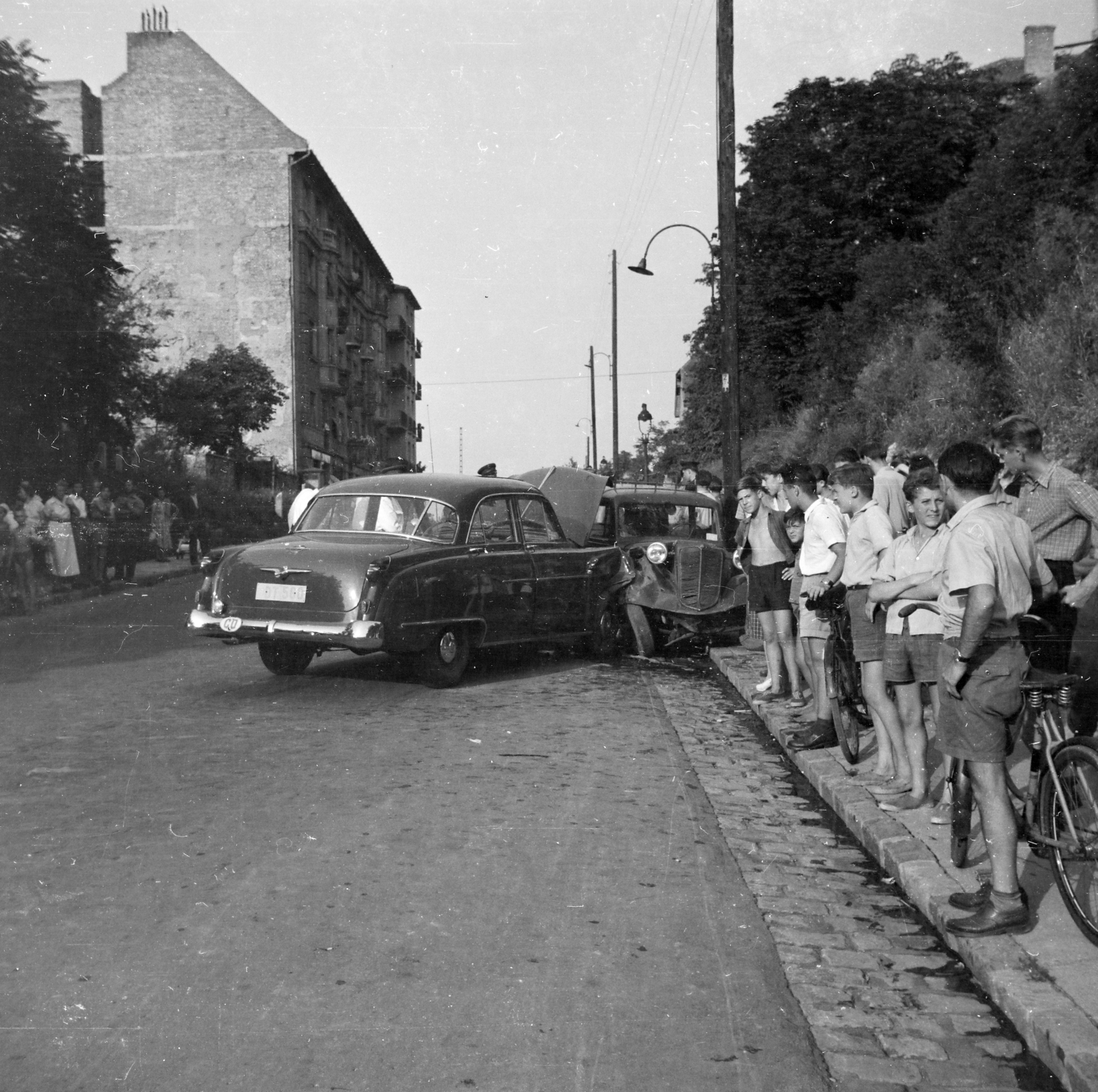 Magyarország, Budapest I., Hegyalja út, közlekedési baleset az Alsóhegy utca - Berényi utca közötti szakaszon., 1954, Bolvári László, járműroncs, baleset, képarány: négyzetes, bámészkodás, Budapest, Fortepan #256975