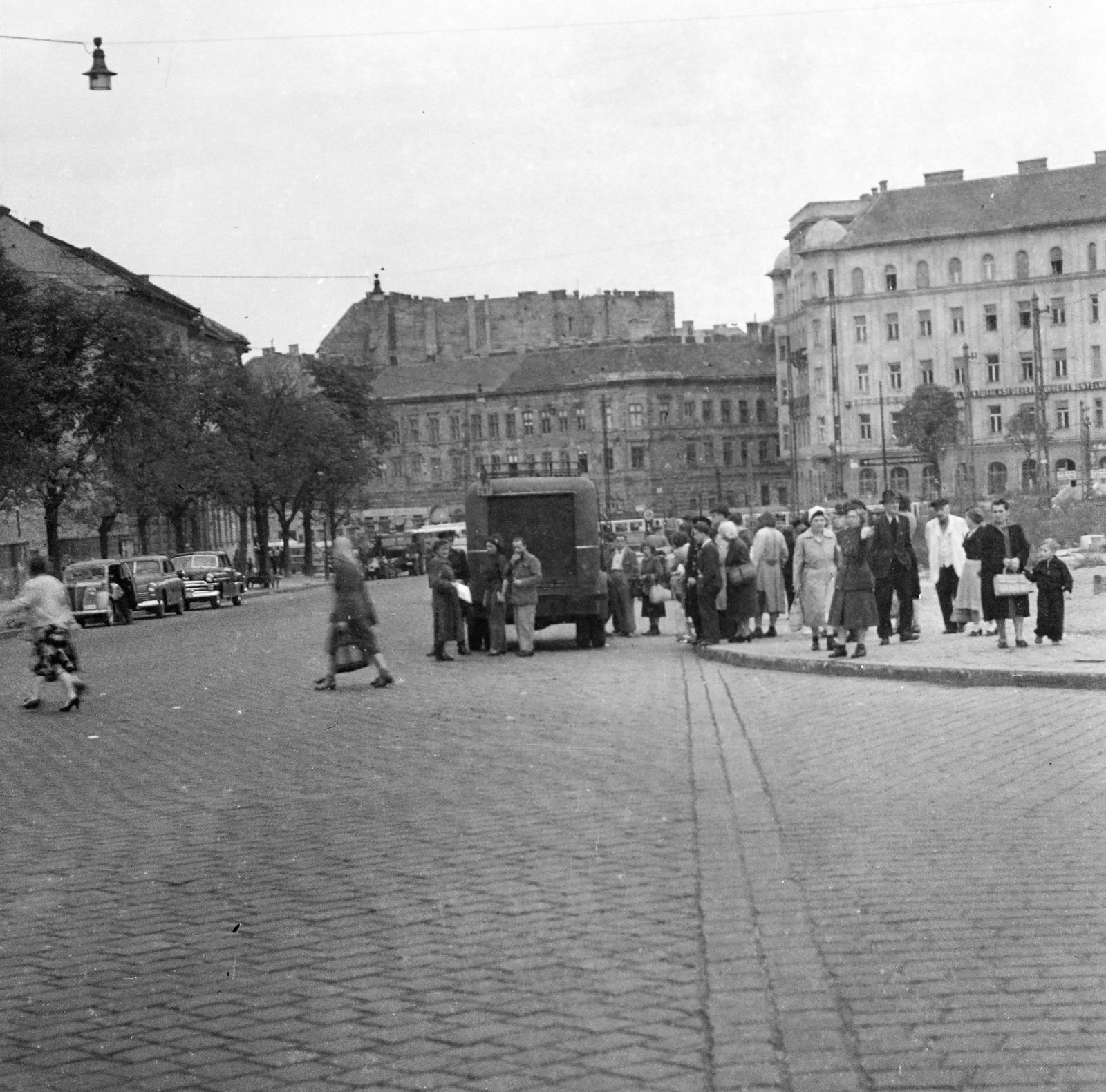 Hungary, Budapest II., Széll Kálmán (Moszkva) tér, háttérben a Széna tér., 1954, Bolvári László, Budapest, photo aspect ratio: square, pedestrian, Fortepan #256978