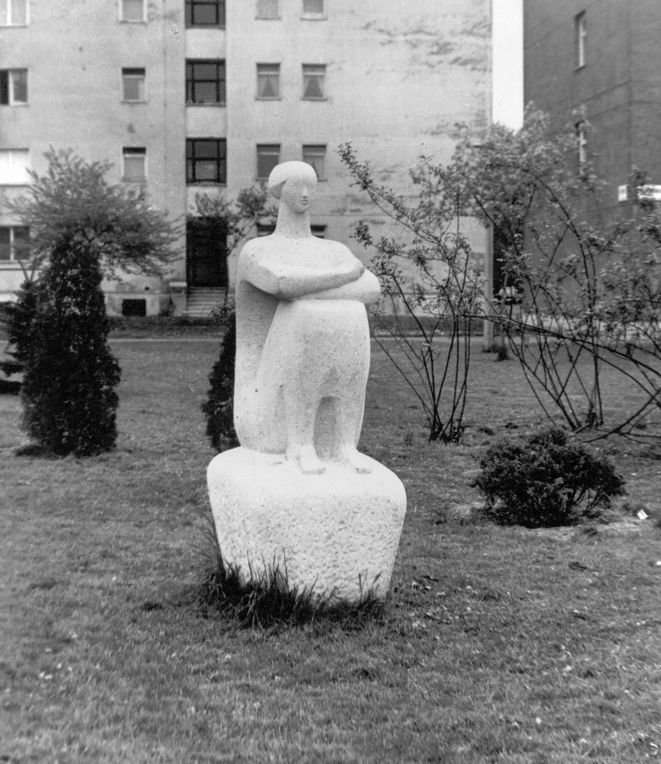 Hungary, Budapest IX., Dési Huber utca 14. Ülő nő szobra, alkotó: Tar István., 1975, Ferencvárosi Helytörténeti Gyűjtemény, sculpture, Budapest, Fortepan #25701