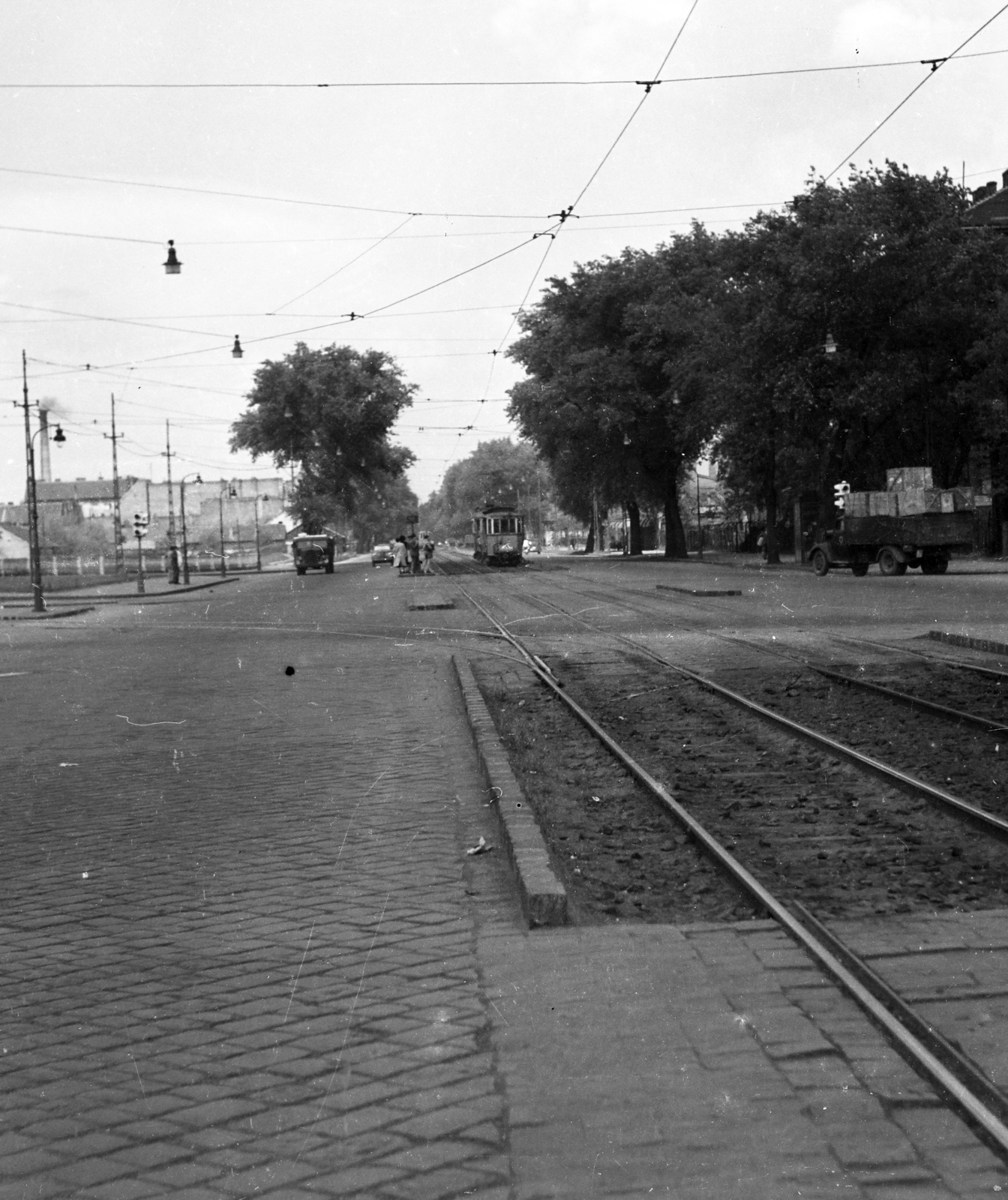 Magyarország, Budapest XIII., Váci út, szemben a Róbert Károly körúti kereszteződéstől a Dagály utca felé vezető szakasz. Balra a felhajtó az Árpád hídhoz vezet., 1954, Bolvári László, Budapest, Fortepan #257018