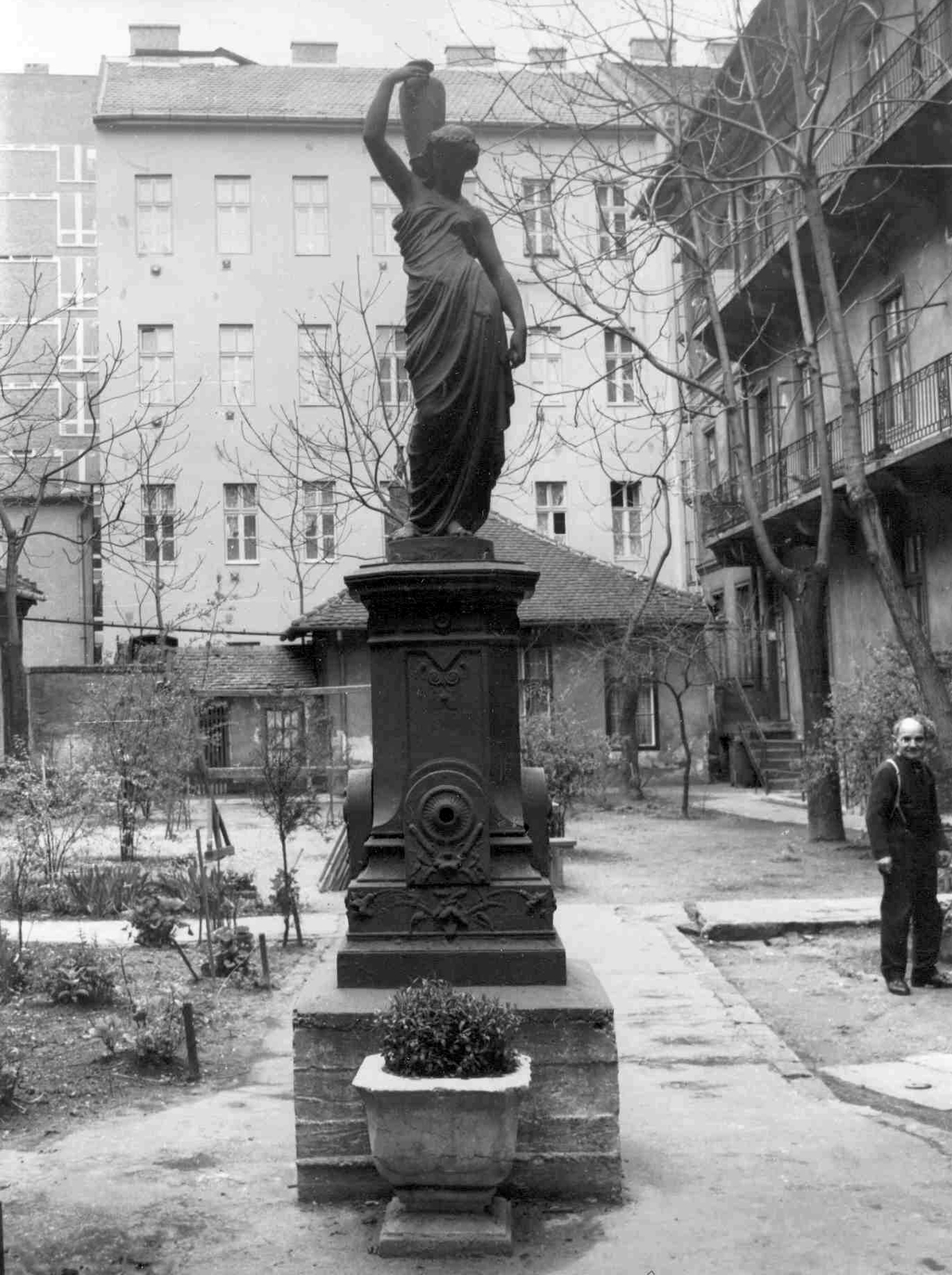 Hungary, Budapest IX., Ráday utca 47. udvara, Vizeskorsót tartó nő szobra., 1975, Ferencvárosi Helytörténeti Gyűjtemény, sculpture, Budapest, Fortepan #25702