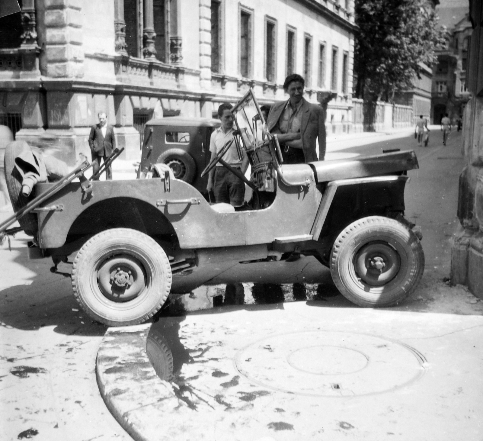 Hungary, Budapest VIII., közlekedési baleset az Ötpacsirta utca sarkánál, háttérben a Múzeum utca Szentkirályi utca felé vezető szakasza., 1956, Bolvári László, off-roader, Willys-brand, Budapest, Fortepan #257020