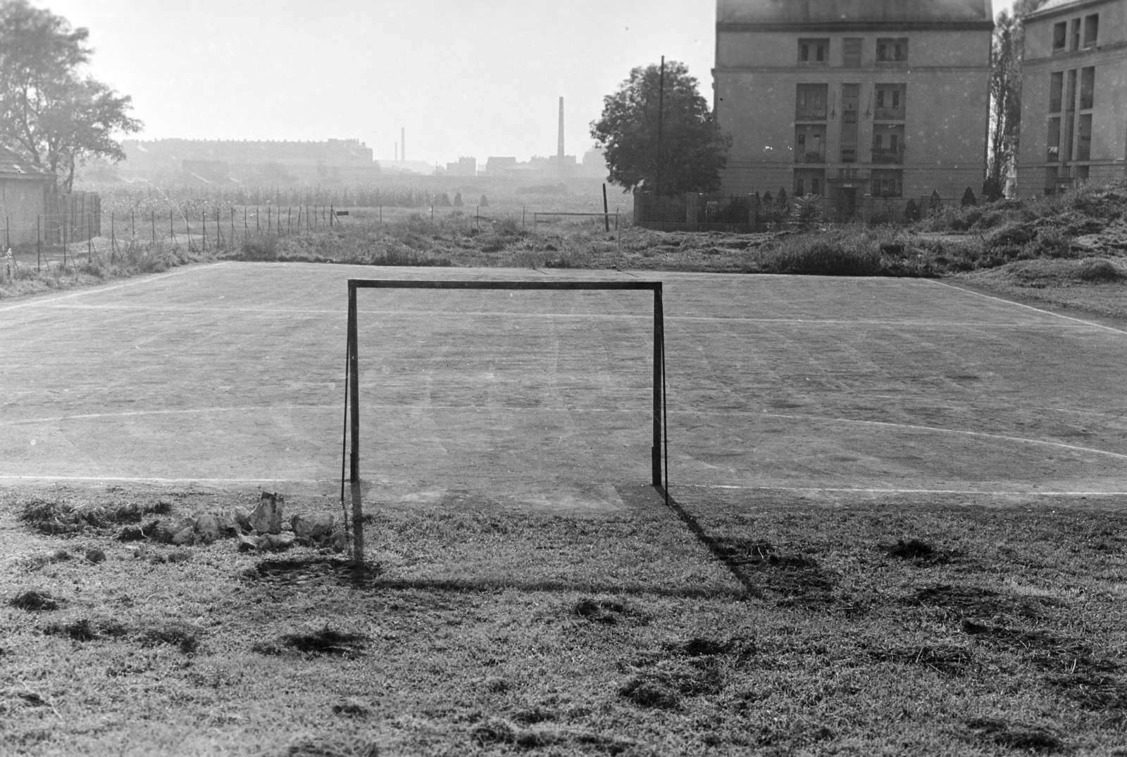 Magyarország, Budapest XIV., Róna utca 86-100., Postás SE sporttelep, jobbra a Posta Központi Járműtelepe., 1956, Bolvári László, Budapest, Fortepan #257025