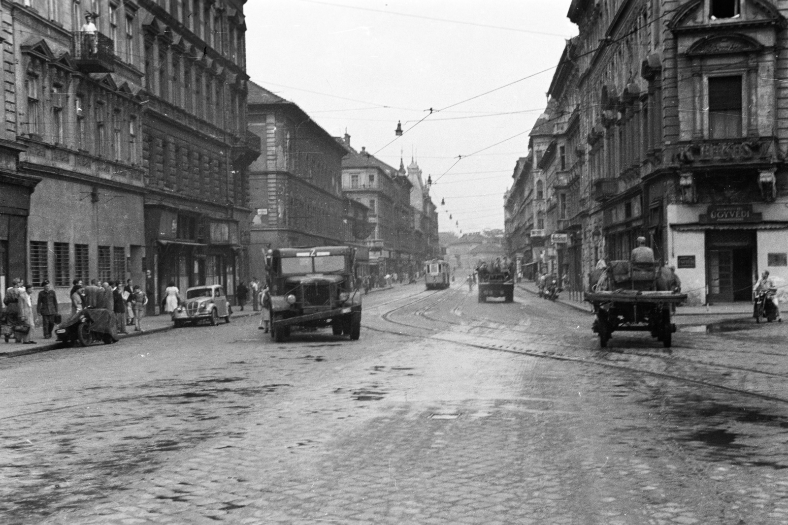 Magyarország, Budapest VII., Thököly út, szemben a Dózsa György út felé vezető útszakasz házsora, jobbra a Verseny utca sarkán álló ház látható., 1956, Bolvári László, Budapest, Fortepan #257031