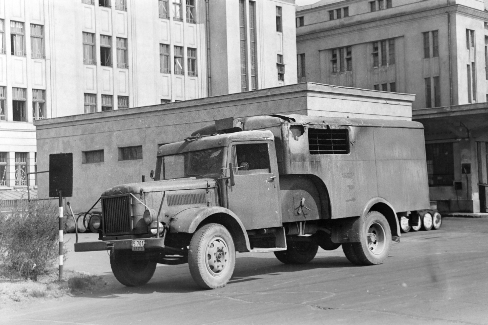 Hungary, Budapest XIV., Egressy út 35-51., Posta Központi Járműtelep., 1956, Bolvári László, Budapest, number plate, mobile clinic, Fortepan #257066