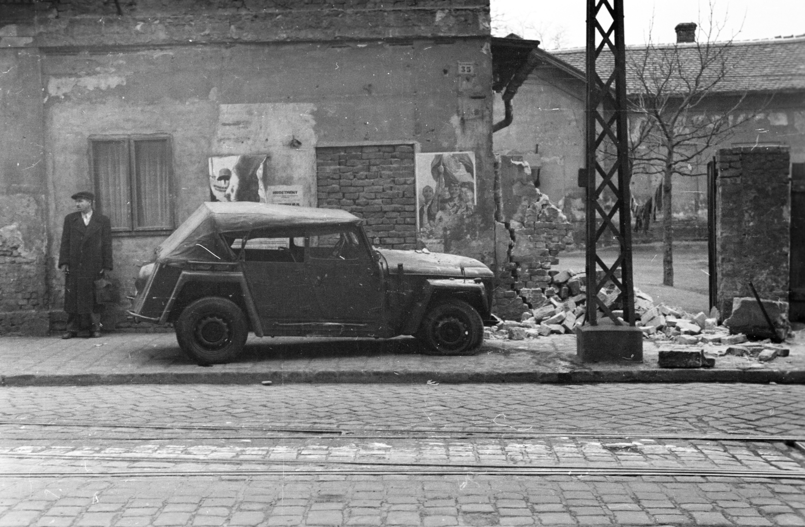 Magyarország, Budapest X., Kőrösi Csoma Sándor út, közlekedési baleset, a felvétel a 35-ös számú ház előtt készült., 1954, Bolvári László, Budapest, Fortepan #257079