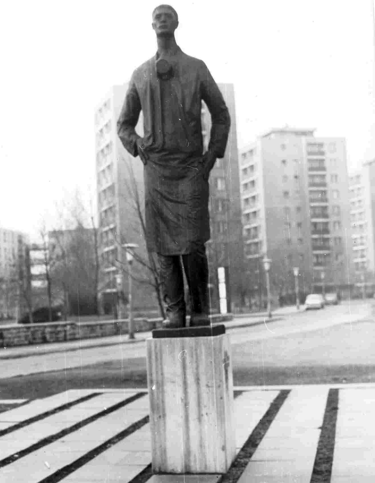 Hungary, Budapest IX., József Attila lakótelep, Dési Huber utca 20. Vegyipari Munkás szobra, alkotó: Konyorcsik János., 1977, Ferencvárosi Helytörténeti Gyűjtemény, sculpture, blocks, socialist realism, Budapest, Fortepan #25708