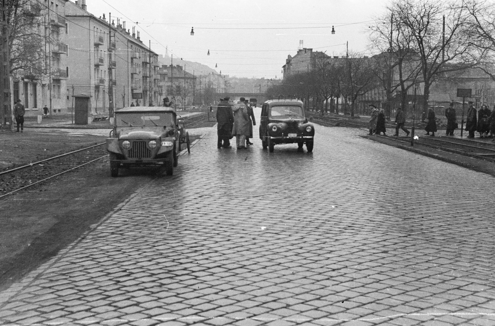Hungary, Budapest XI., Fehérvári út a Bártfai utcai kereszteződésnél, távolban a Gellért-hegy., 1954, Bolvári László, Budapest, automobile, street view, being stuck, Skoda-brand, Fortepan #257085