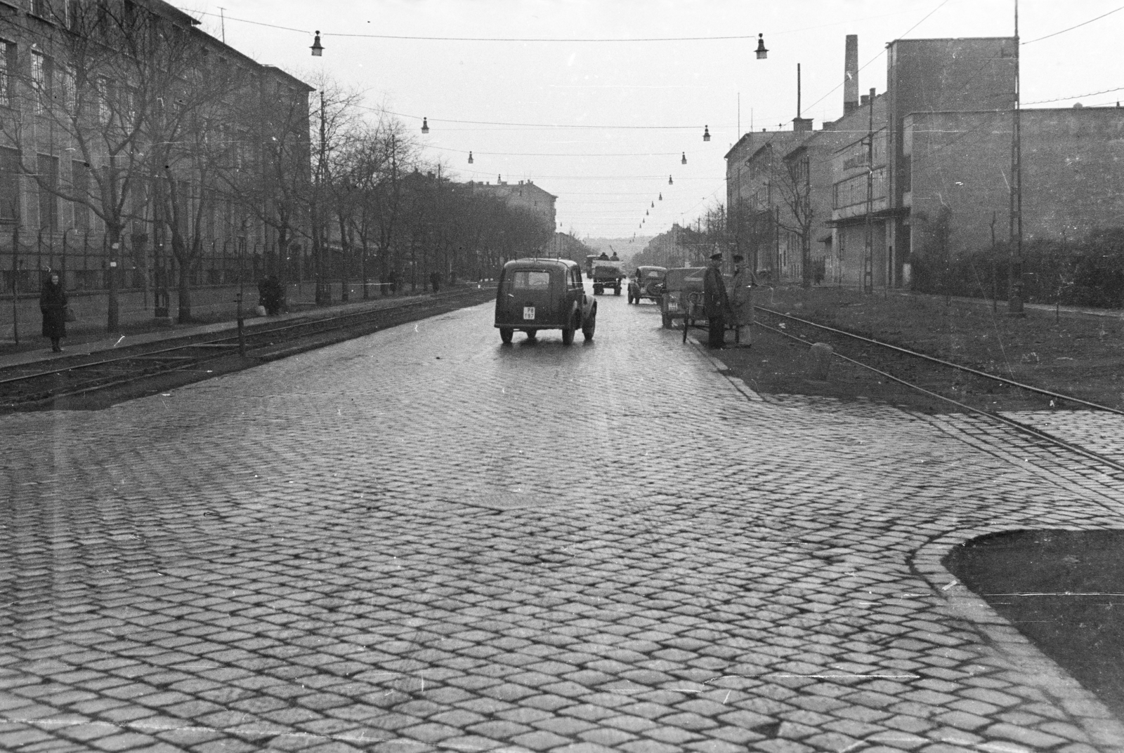 Hungary, Budapest XI., Fehérvári út a Bártfai utcai kereszteződésnél, balra a BHG (Beloiannisz Híradástechnikai Gyár), jobbra az Excelsior autószerviz., 1954, Bolvári László, Budapest, cobblestones, automobile, street view, Fortepan #257086