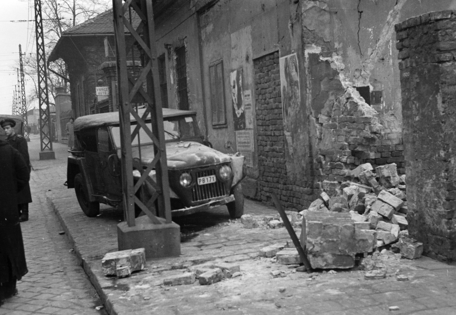 Hungary, Budapest X., Kőrösi Csoma Sándor út, közlekedési baleset, a felvétel a 35-ös számú ház előtt készült., 1954, Bolvári László, accident, poster, pylon, postal vehicle, Skoda-brand, damaged building, number plate, brick wall, Budapest, Fortepan #257113