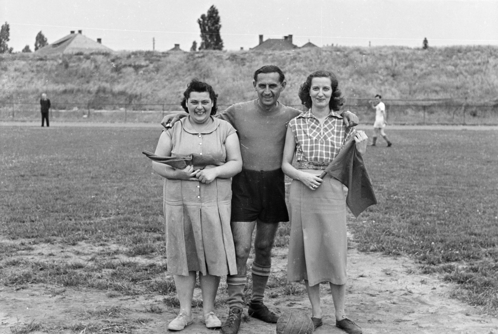 Hungary, Budapest XIV., Róna utca 86-100., Postás SE sporttelep., 1954, Bolvári László, Best of, Budapest, referee, women, football, three people, Fortepan #257125