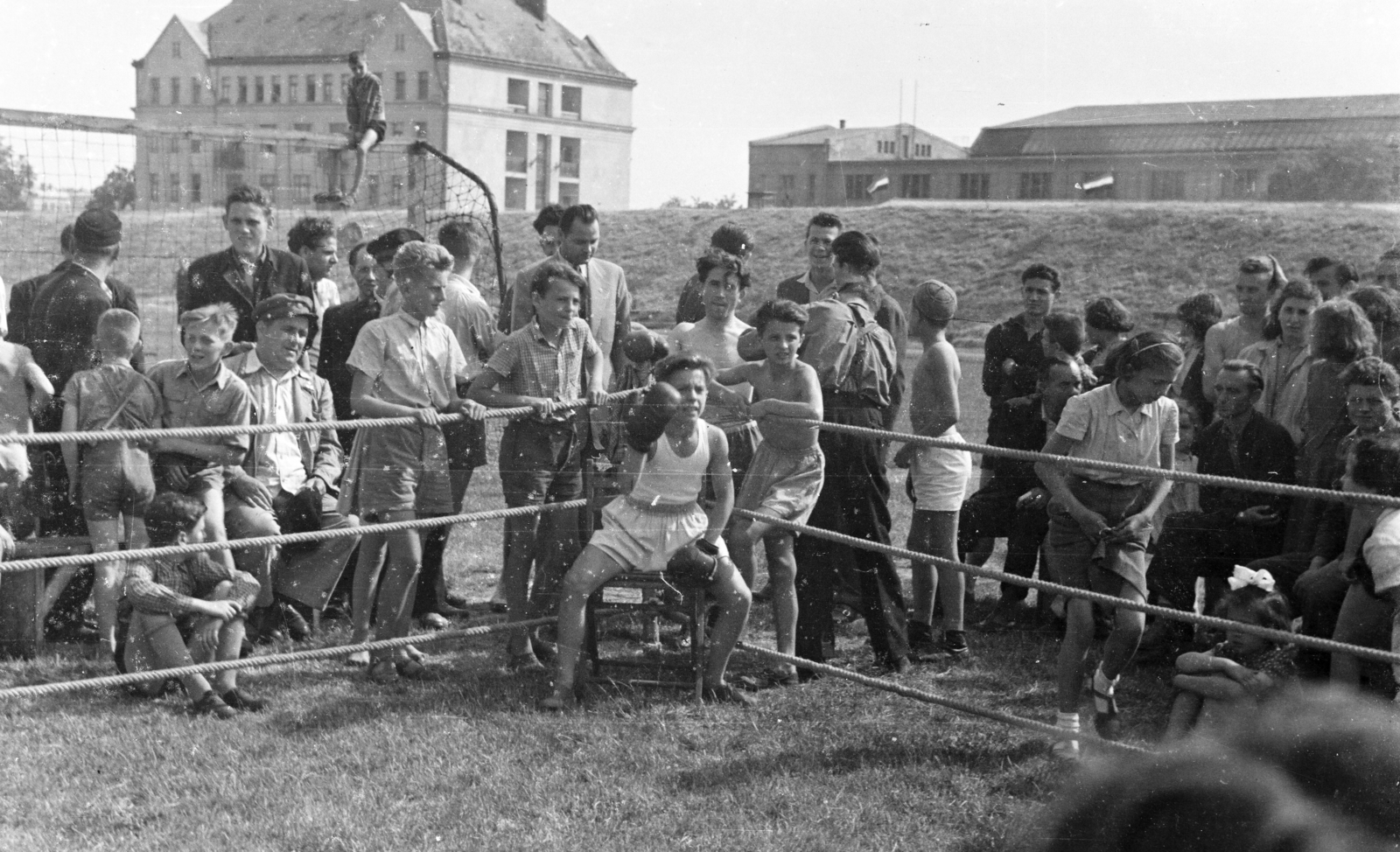 Magyarország, Budapest XIV., Róna utca 86-100., Postás SE sporttelep, háttérben a Posta Központi Járműtelepe., 1954, Bolvári László, Budapest, ökölvívás, közönség, Fortepan #257128