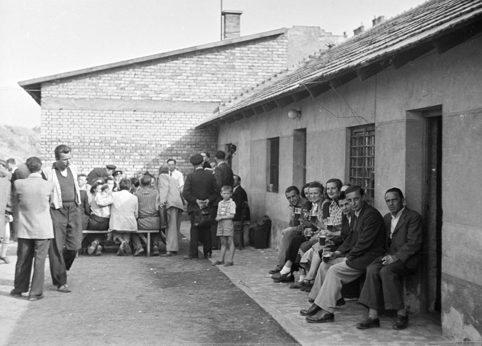 Hungary, Budapest XIV., Róna utca 86-100., Postás SE sporttelep., 1954, Bolvári László, Budapest, drinking, glass, bench, Fortepan #257130