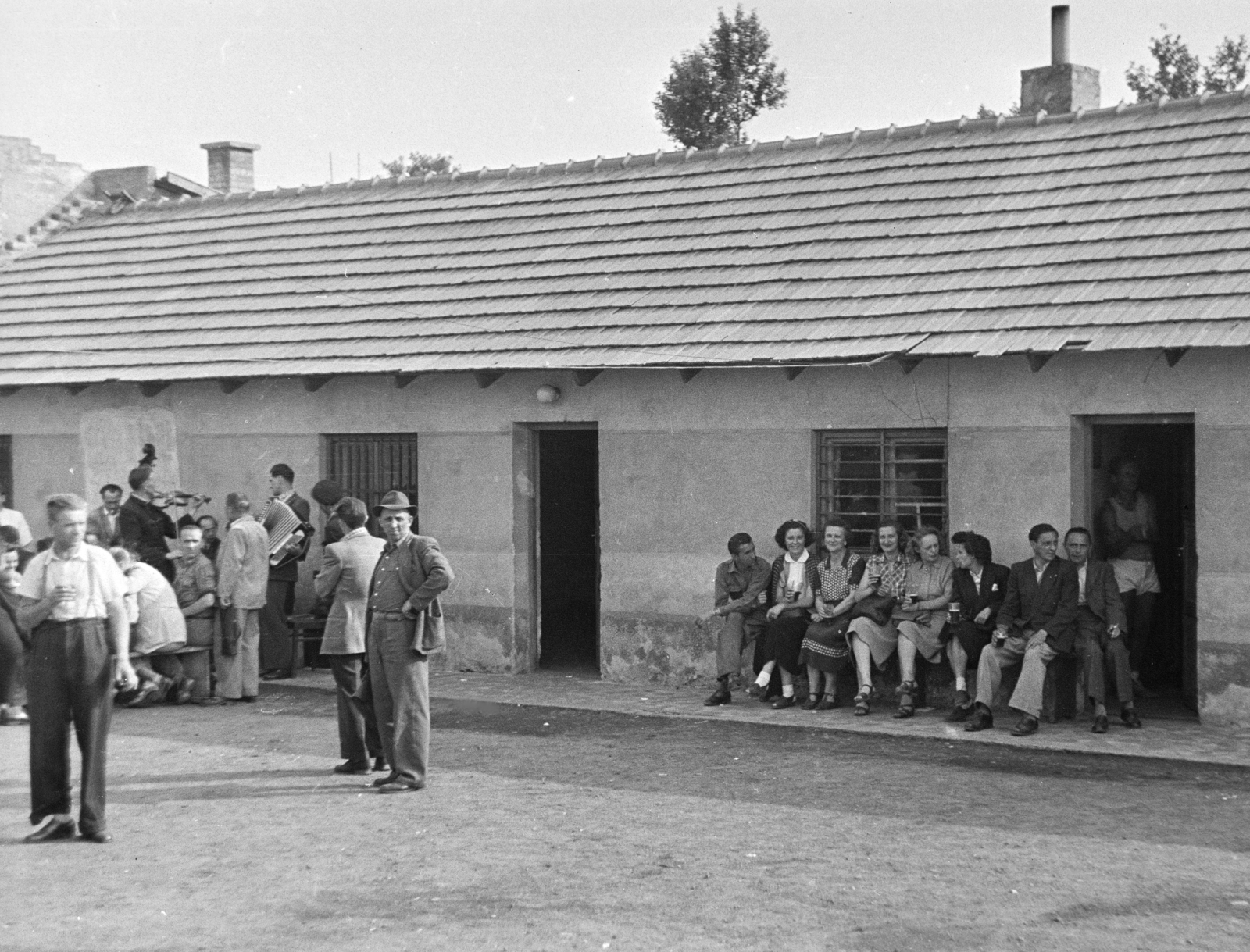 Hungary, Budapest XIV., Róna utca 86-100., Postás SE sporttelep., 1954, Bolvári László, Budapest, talks, music, drinking, Fortepan #257132