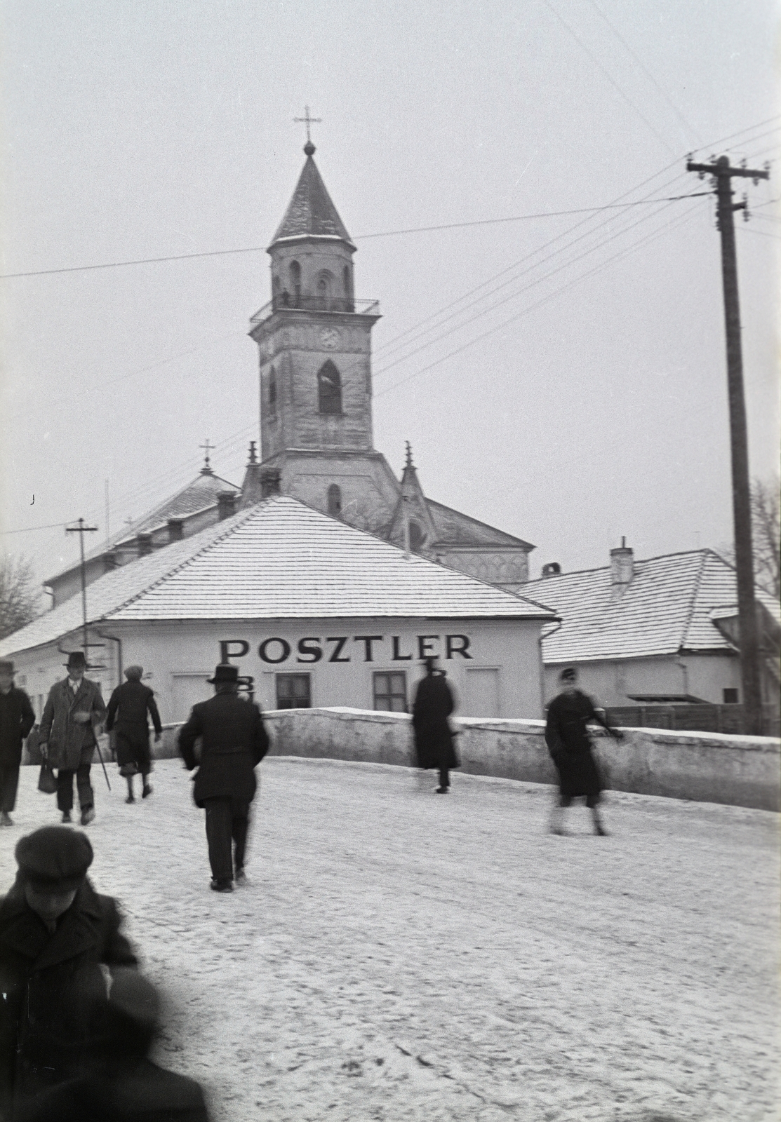 Ukrajna,Kárpátalja, Beregszász, a Vérke-patak hídja, háttérben a Rákóczi téren álló katolikus templom., 1942, Mohai család, Fortepan #257148