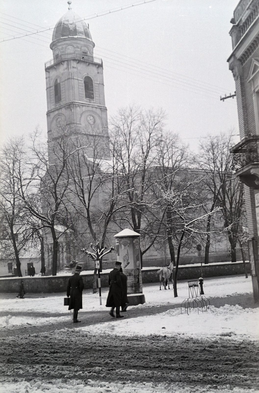 Ukrajna,Kárpátalja, Munkács, Puskin utca, a Boldogságos Szűz Mennybemenetele székesegyház., 1942, Mohai család, Fortepan #257153