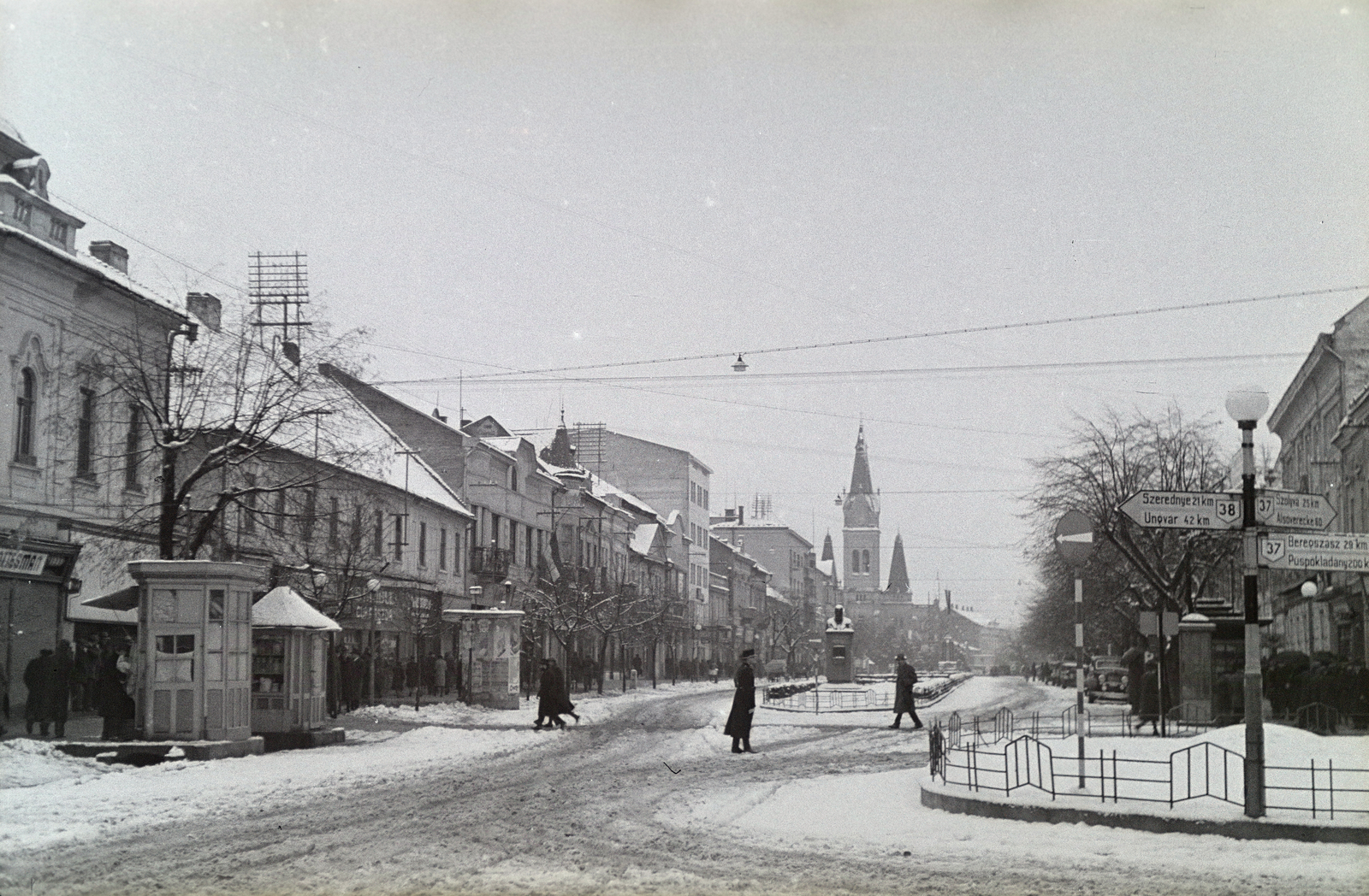 Ukraine,Zakarpattia Oblast, Mukachevo, Cirill és Metód tér (ekkor Horthy Miklós utca), a távolban a Tours-i Szent Márton-székesegyház., 1942, Mohai család, Fortepan #257155